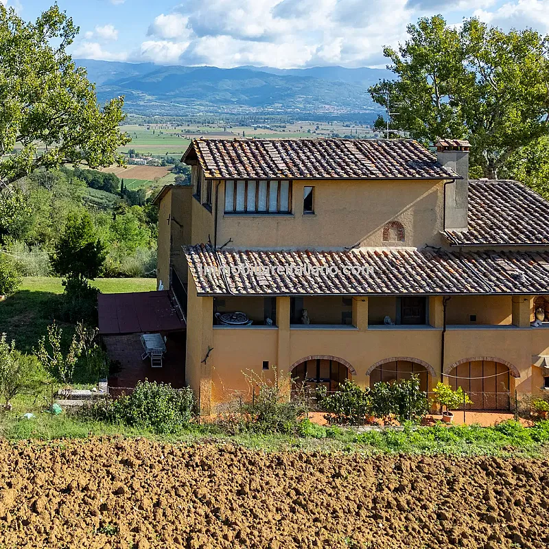 Spacious 5-Bedroom Farmhouse with Garden in Scenic Anghiari, Tuscany