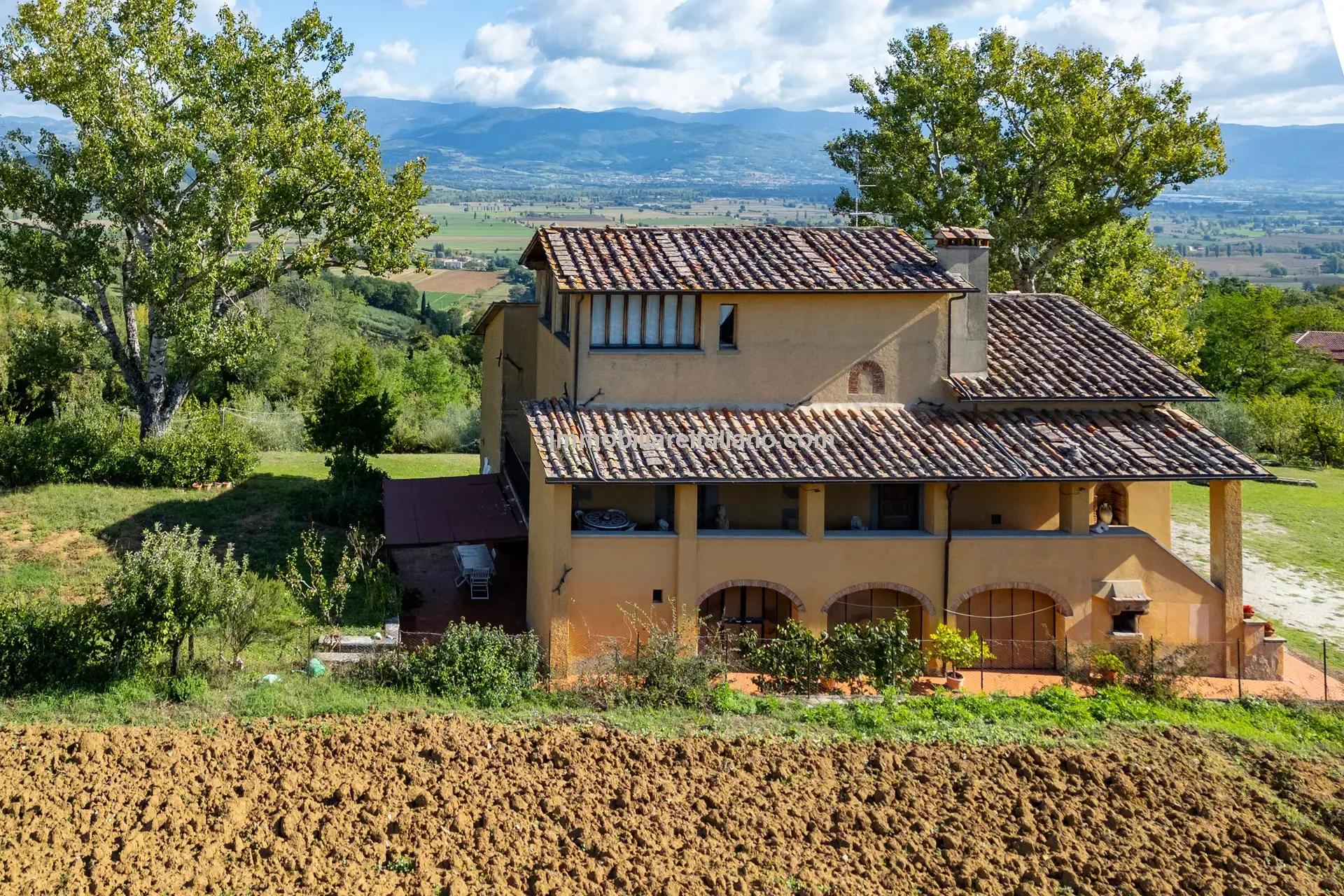 Spacious 5-Bedroom Farmhouse with Garden in Scenic Anghiari, Tuscany - Image 1
