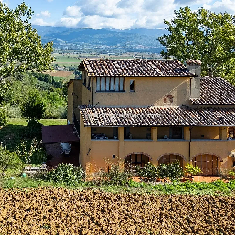 Romslig gårdshus med 5 soverom og hage i det naturskjønne Anghiari i Toscana