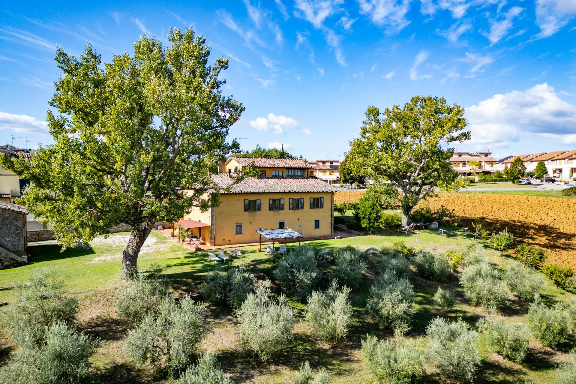 Spacious 5-Bedroom Farmhouse with Garden in Scenic Anghiari, Tuscany - Image 2