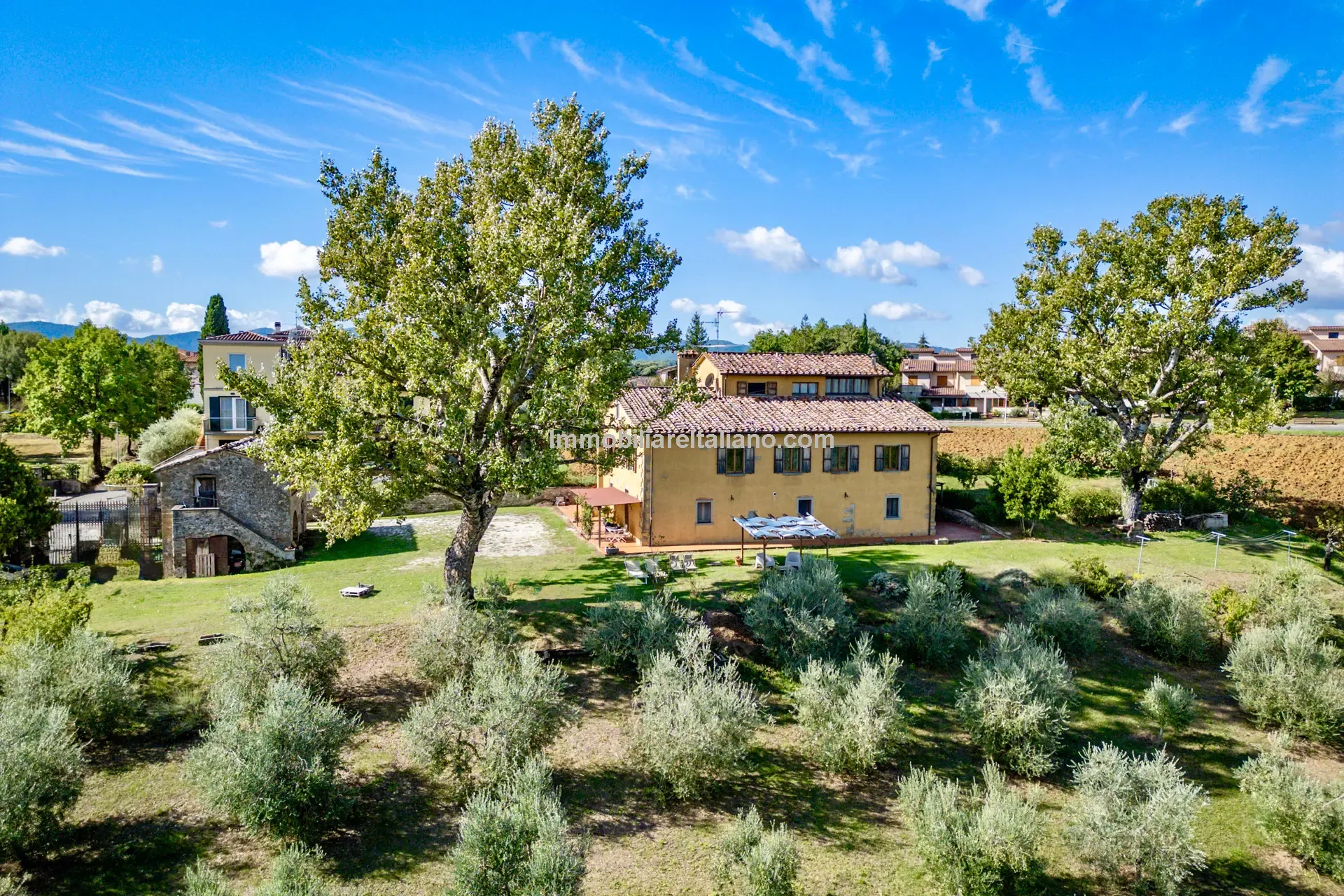 Spacious 5-Bedroom Farmhouse with Garden in Scenic Anghiari, Tuscany - Image 3