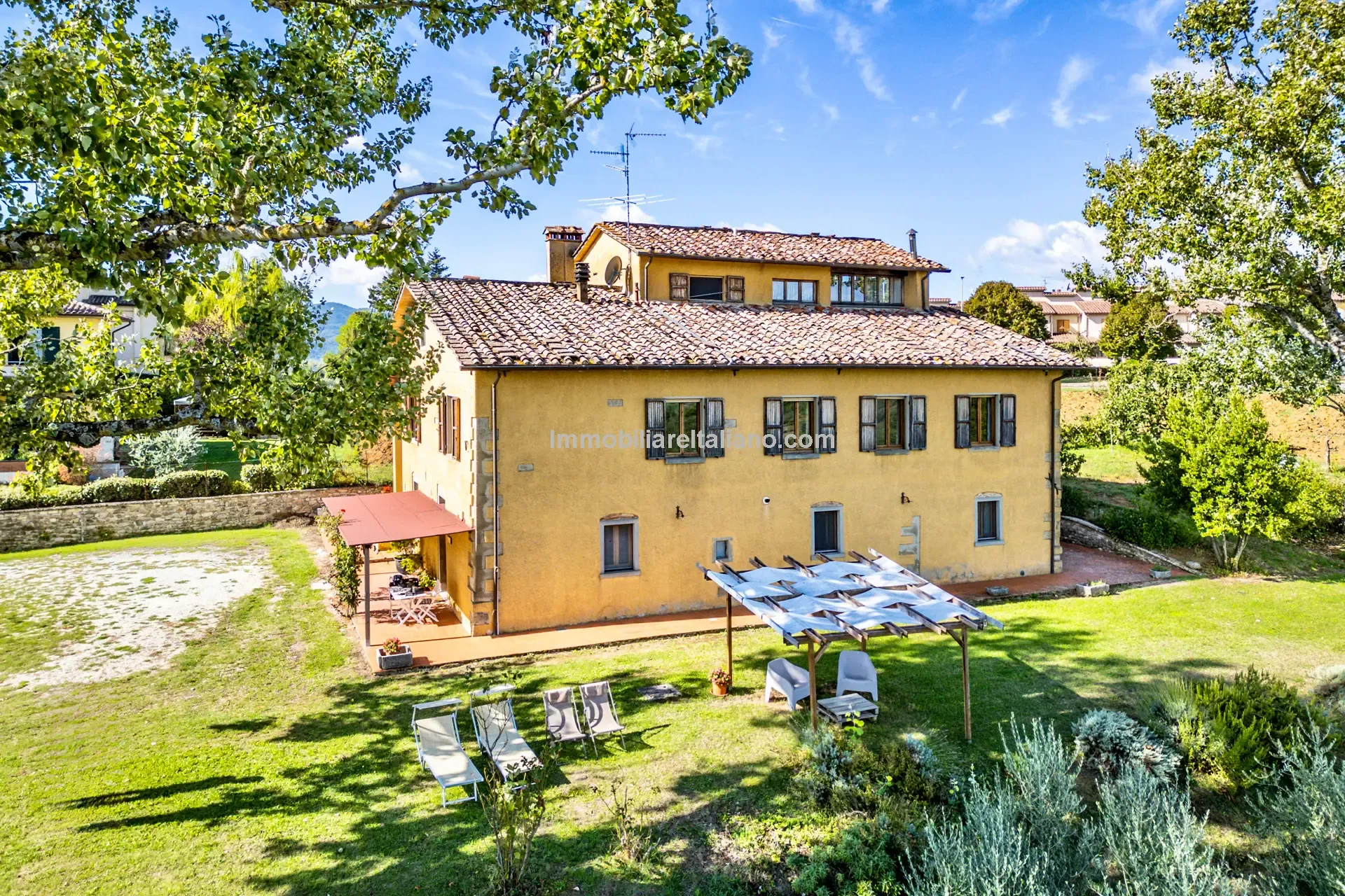 Spacious 5-Bedroom Farmhouse with Garden in Scenic Anghiari, Tuscany - Image 4