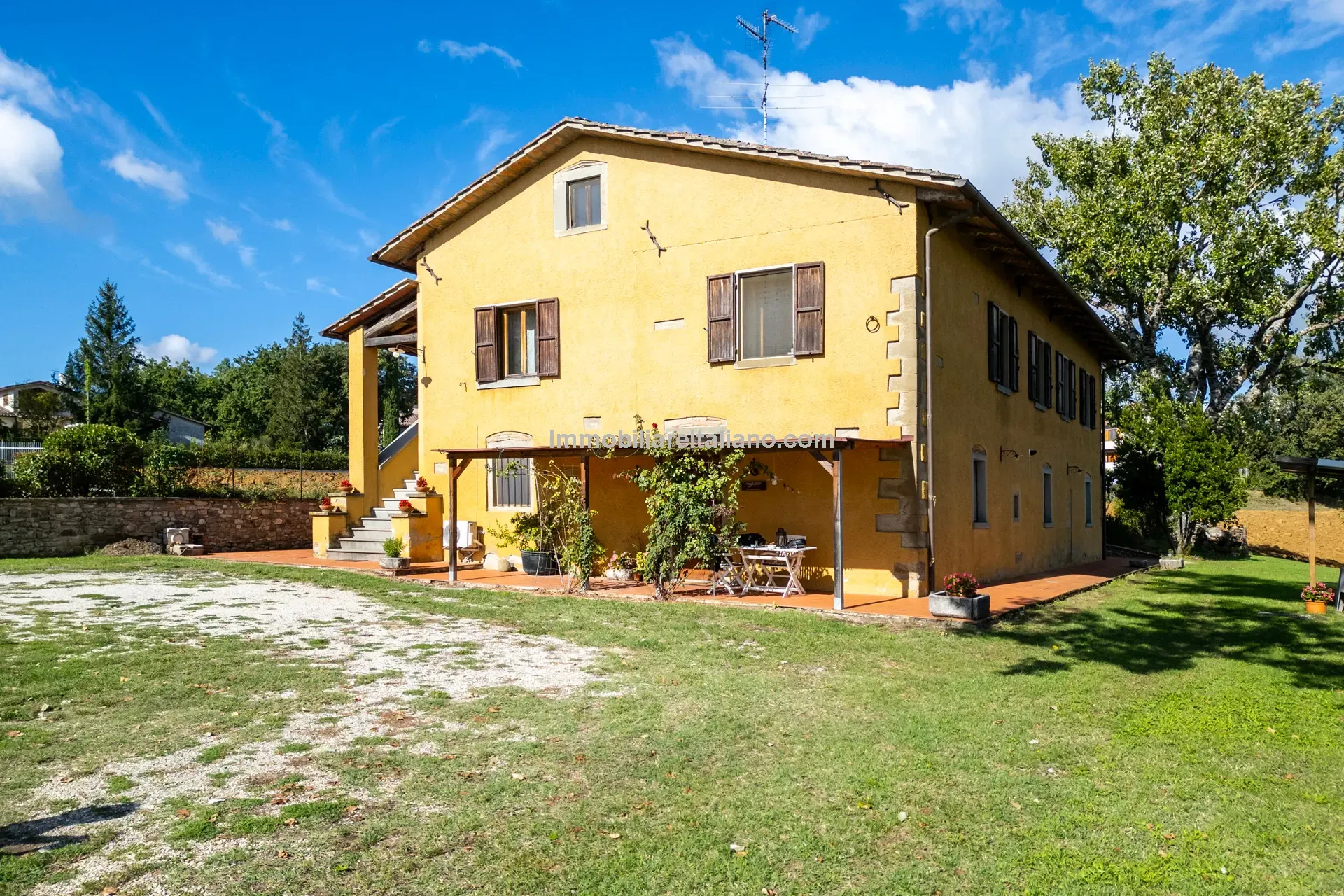 Spacious 5-Bedroom Farmhouse with Garden in Scenic Anghiari, Tuscany - Image 5