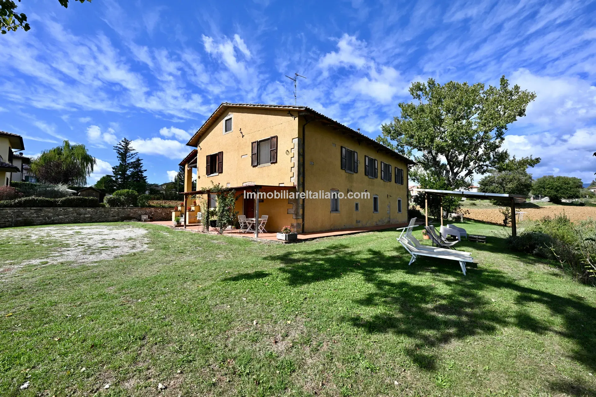 Spacious 5-Bedroom Farmhouse with Garden in Scenic Anghiari, Tuscany - View image 8 of 66