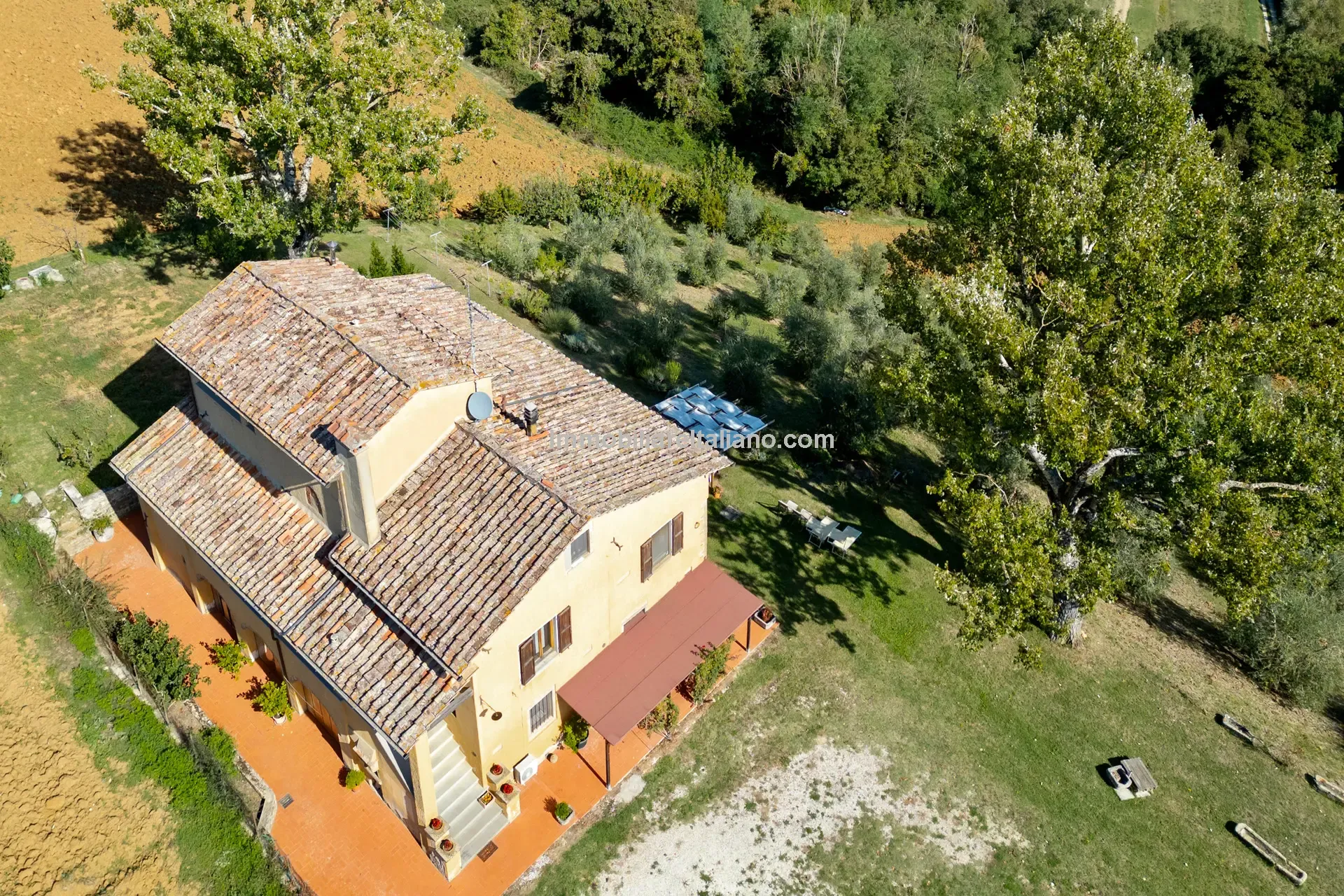 Spacious 5-Bedroom Farmhouse with Garden in Scenic Anghiari, Tuscany - View image 9 of 66