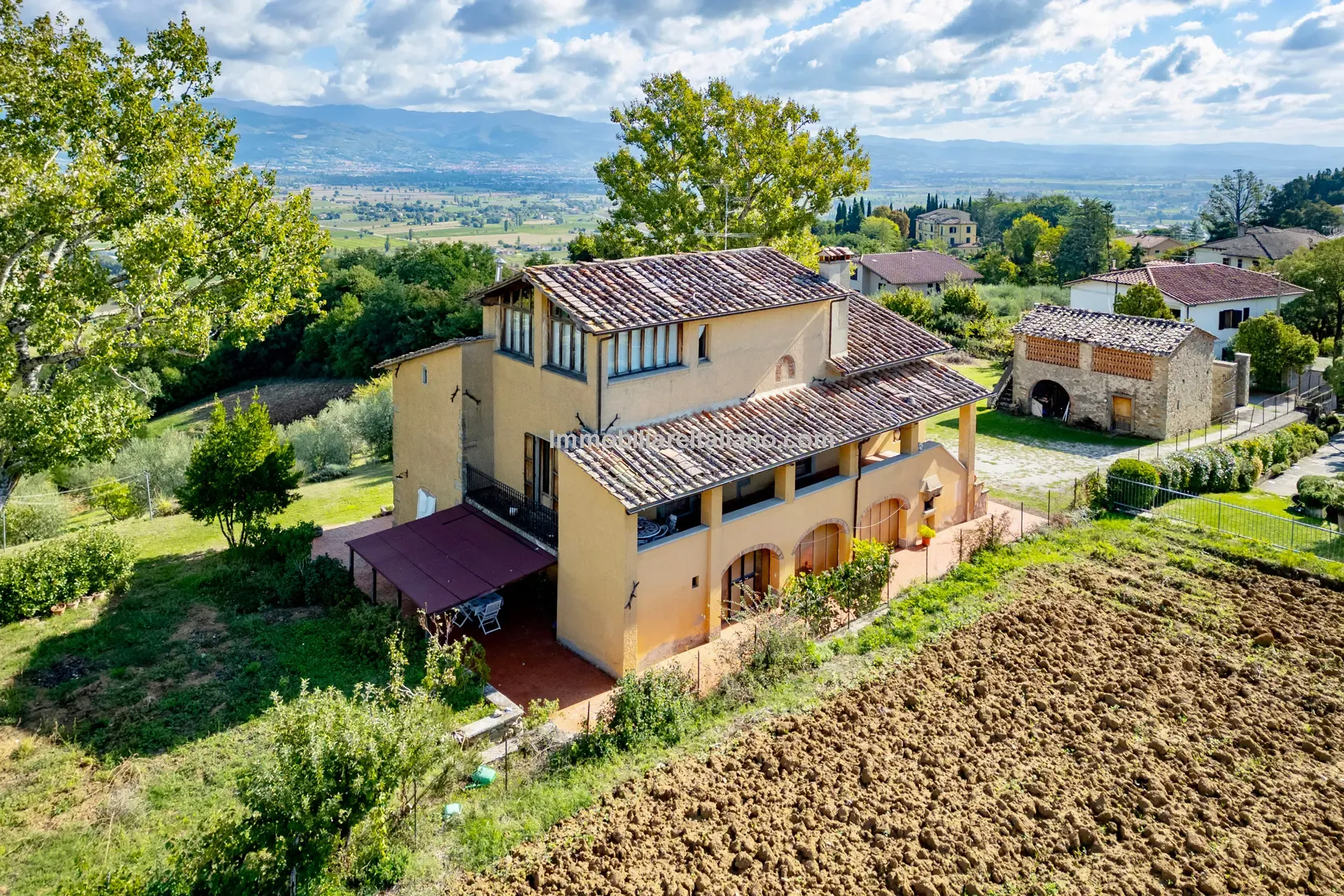 Spacious 5-Bedroom Farmhouse with Garden in Scenic Anghiari, Tuscany - View image 10 of 66