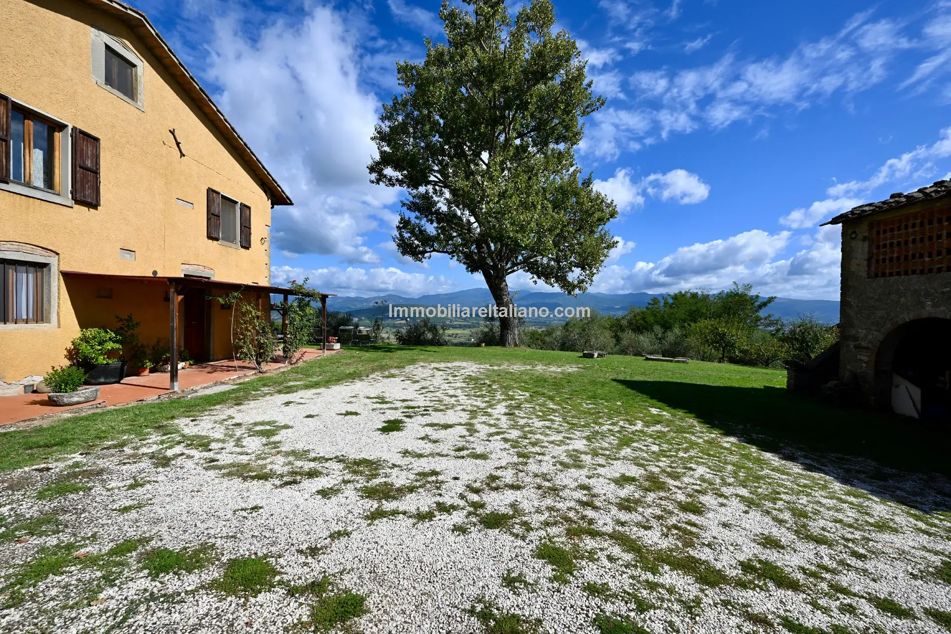 Spacious 5-Bedroom Farmhouse with Garden in Scenic Anghiari, Tuscany - View image 11 of 66