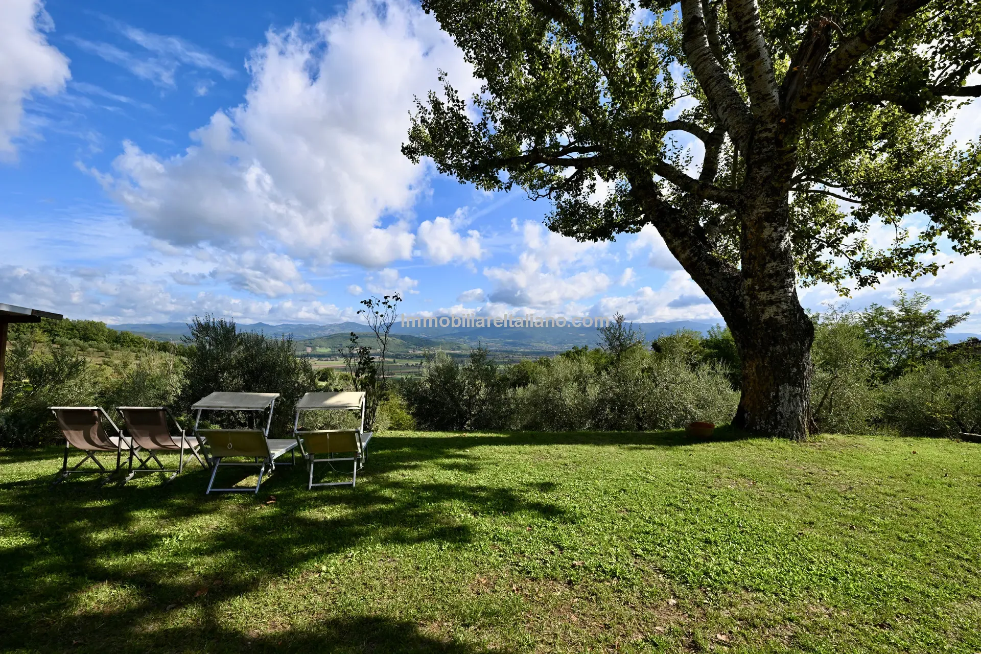 Spacious 5-Bedroom Farmhouse with Garden in Scenic Anghiari, Tuscany - View image 12 of 66