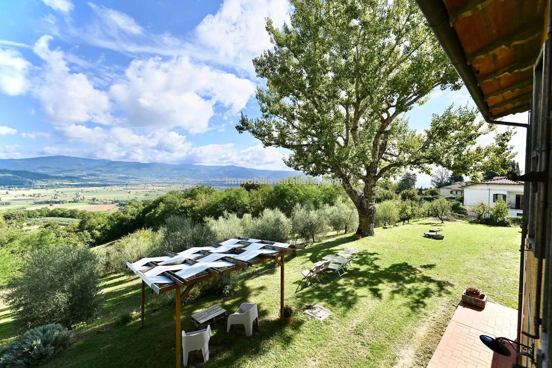 Spacious 5-Bedroom Farmhouse with Garden in Scenic Anghiari, Tuscany - View image 13 of 66