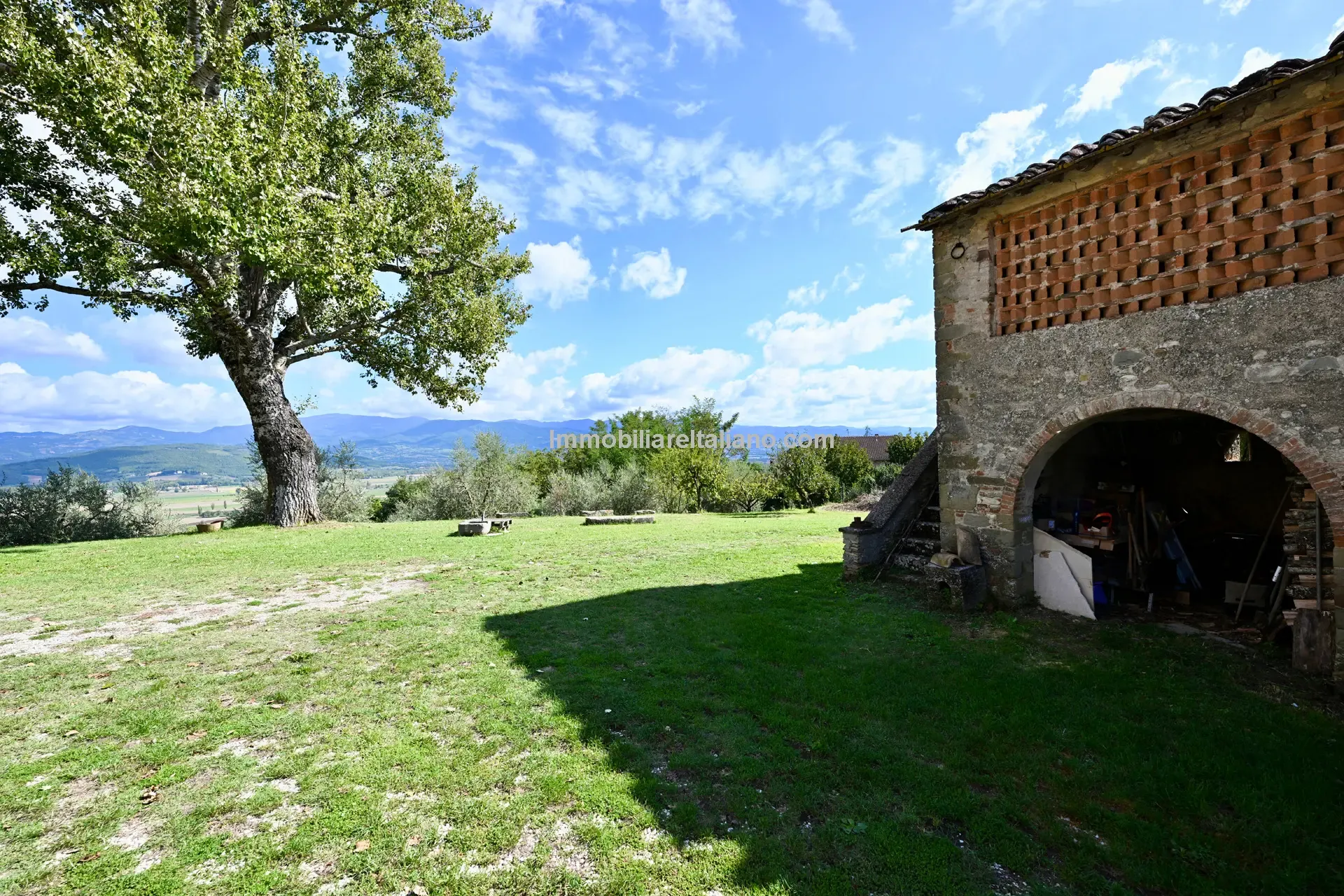 Spacious 5-Bedroom Farmhouse with Garden in Scenic Anghiari, Tuscany - View image 14 of 66