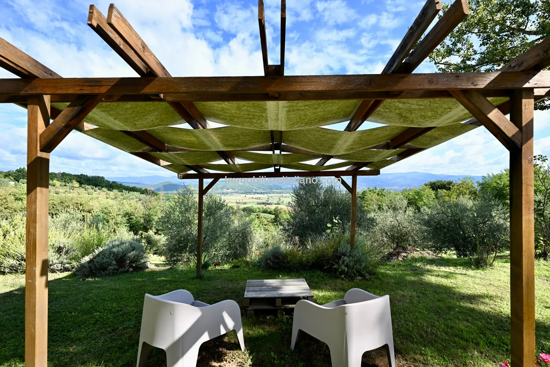 Spacious 5-Bedroom Farmhouse with Garden in Scenic Anghiari, Tuscany - View image 16 of 66