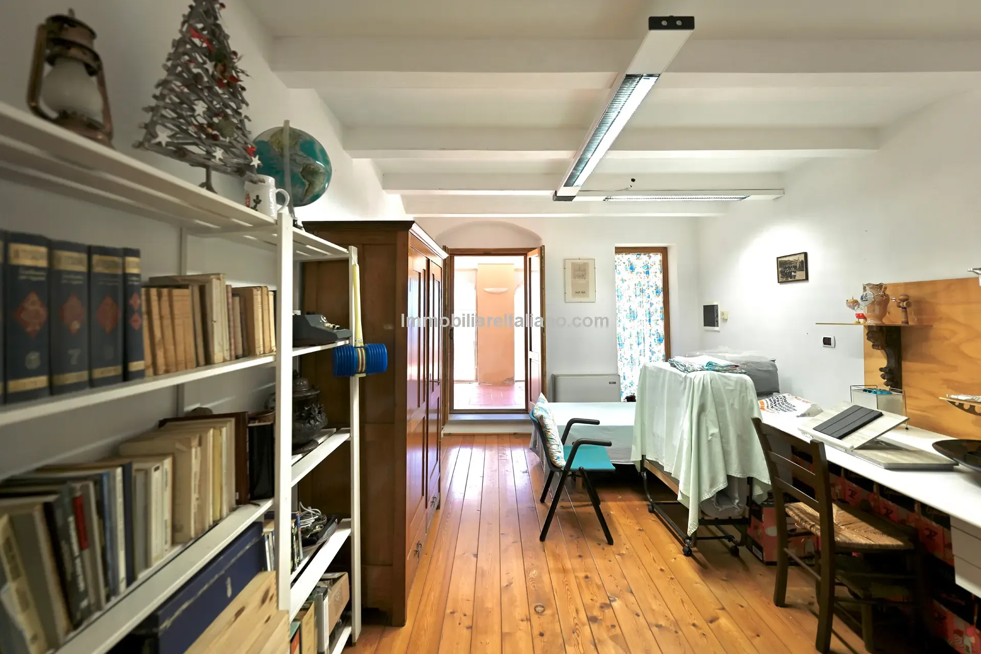 Spacious 5-Bedroom Farmhouse with Garden in Scenic Anghiari, Tuscany - View image 34 of 66