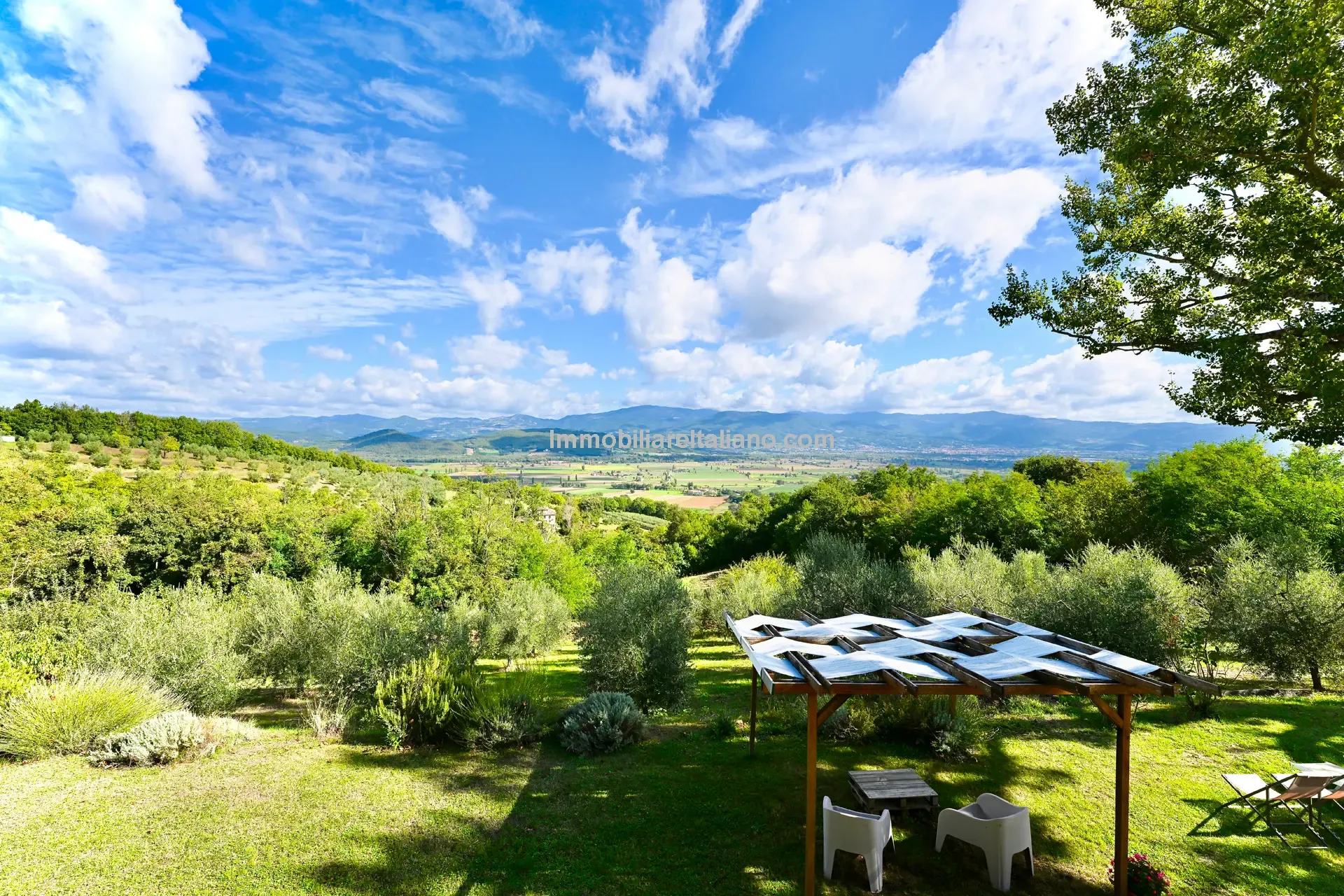 Spacious 5-Bedroom Farmhouse with Garden in Scenic Anghiari, Tuscany - View image 48 of 66