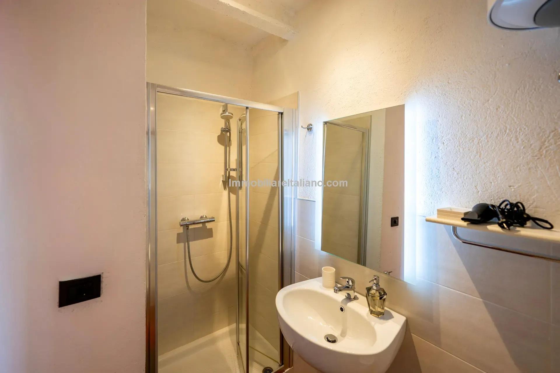 Spacious 5-Bedroom Farmhouse with Garden in Scenic Anghiari, Tuscany - View image 64 of 66