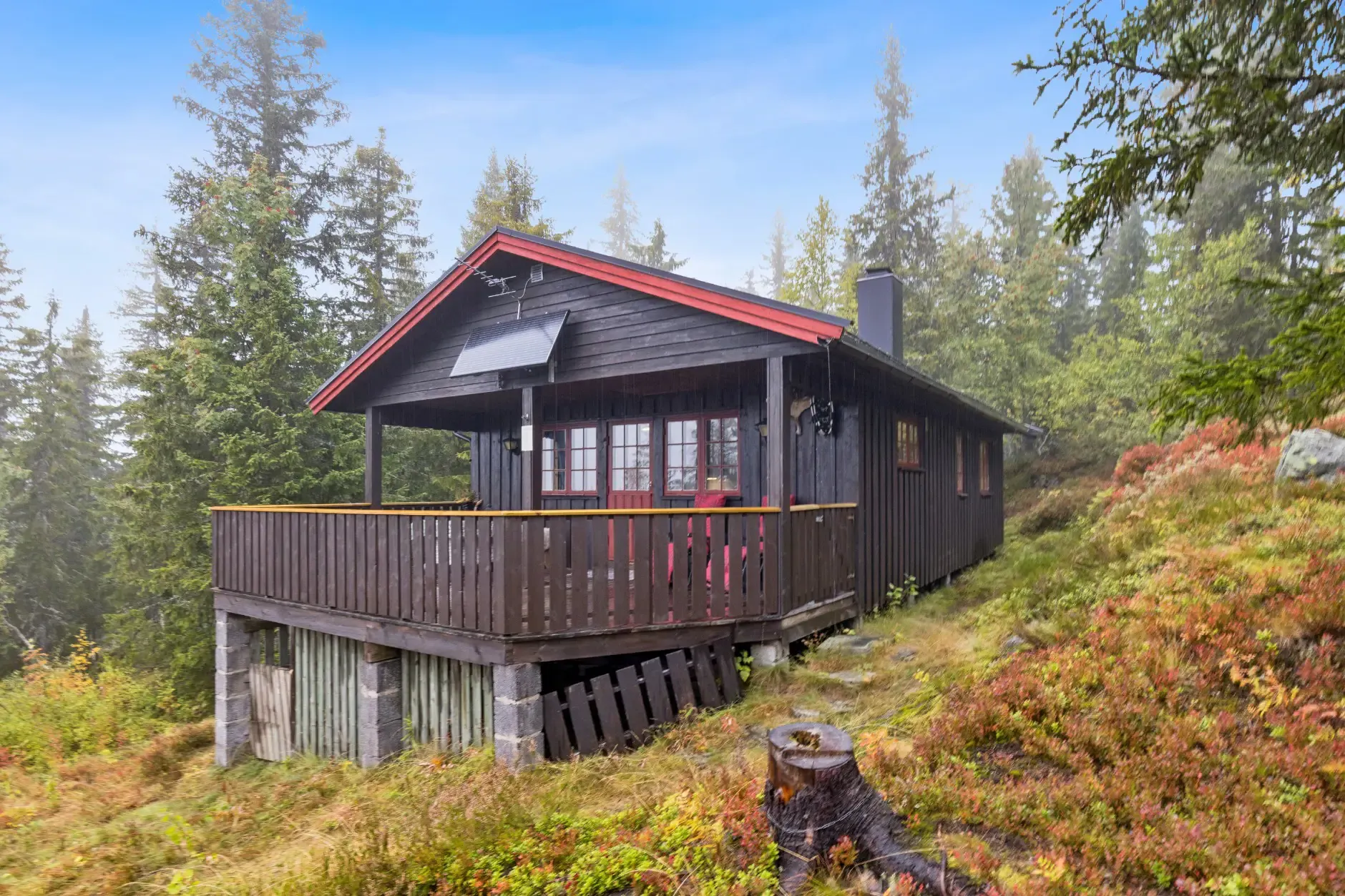 1970s Norwegian Cabin with Terrace and Scenic Trails - Image 1