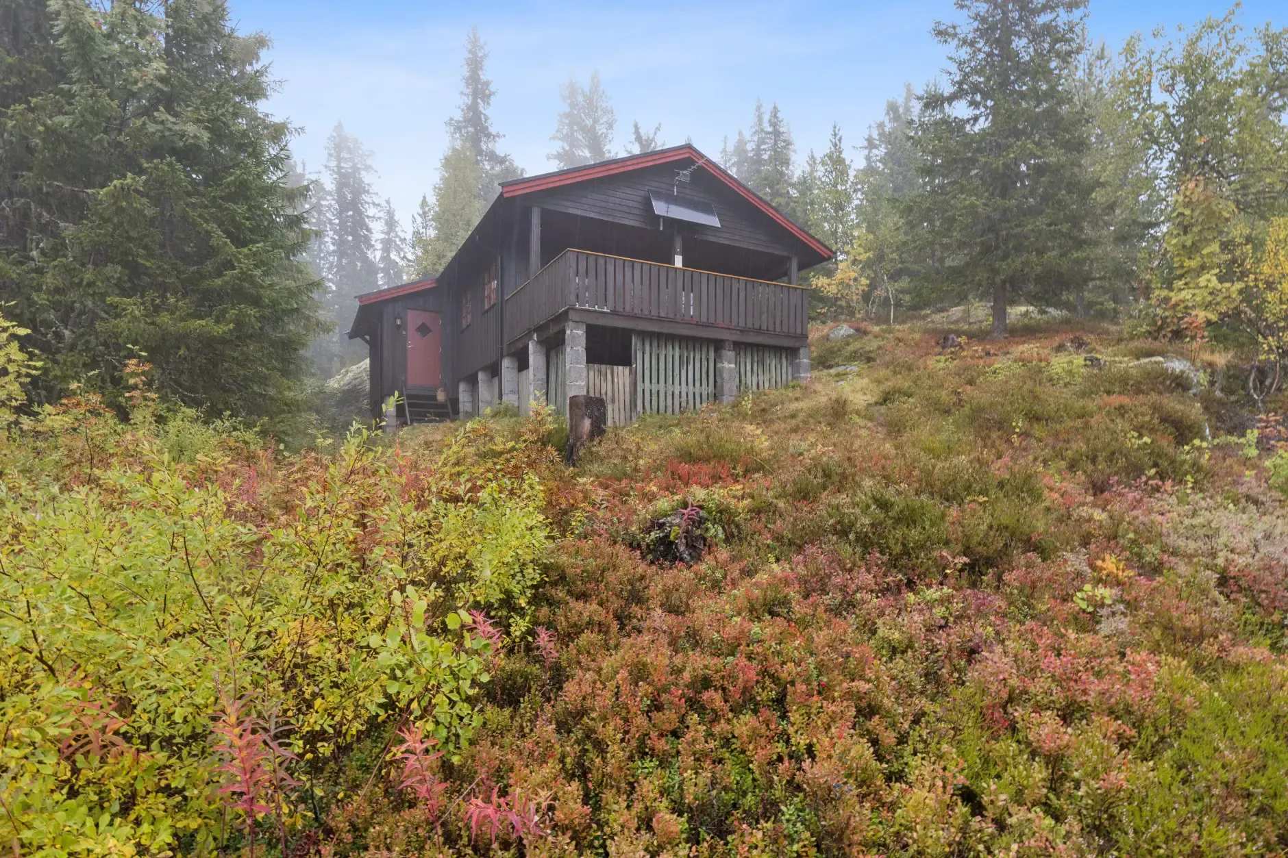 1970s Norwegian Cabin with Terrace and Scenic Trails - Image 2