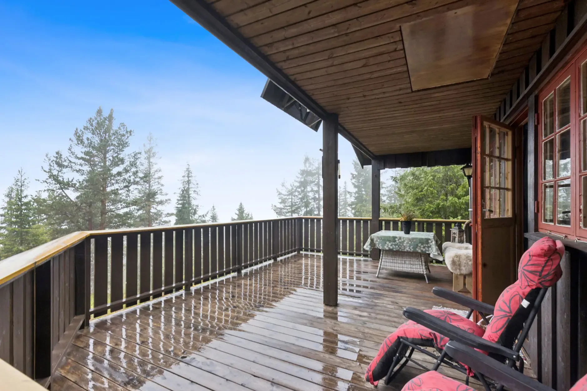 1970s Norwegian Cabin with Terrace and Scenic Trails - Image 3