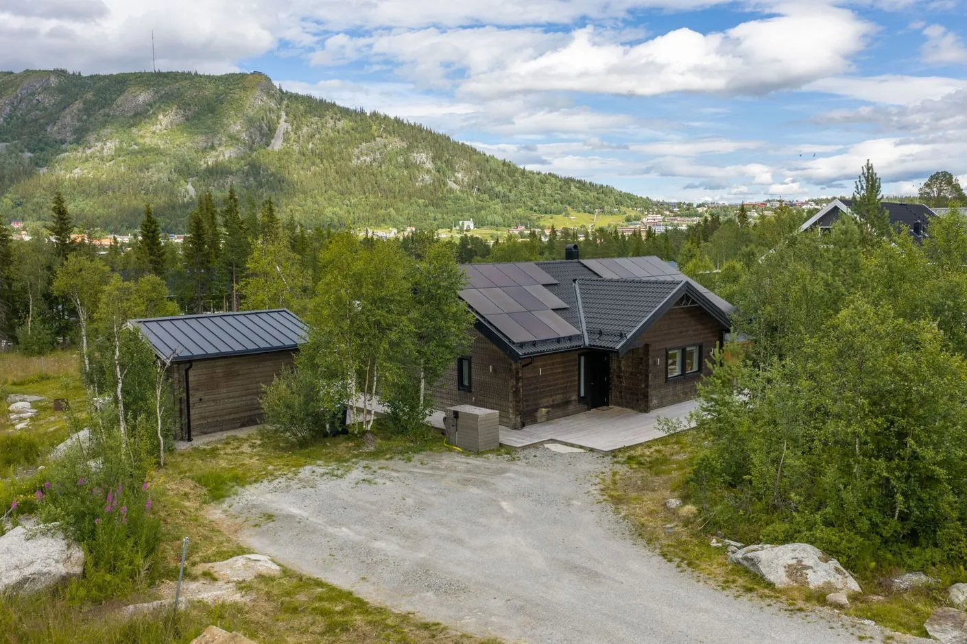 Contemporary 3-Bedroom House with Expansive Garden in Scenic Funäsdalen, Sweden - Image 1