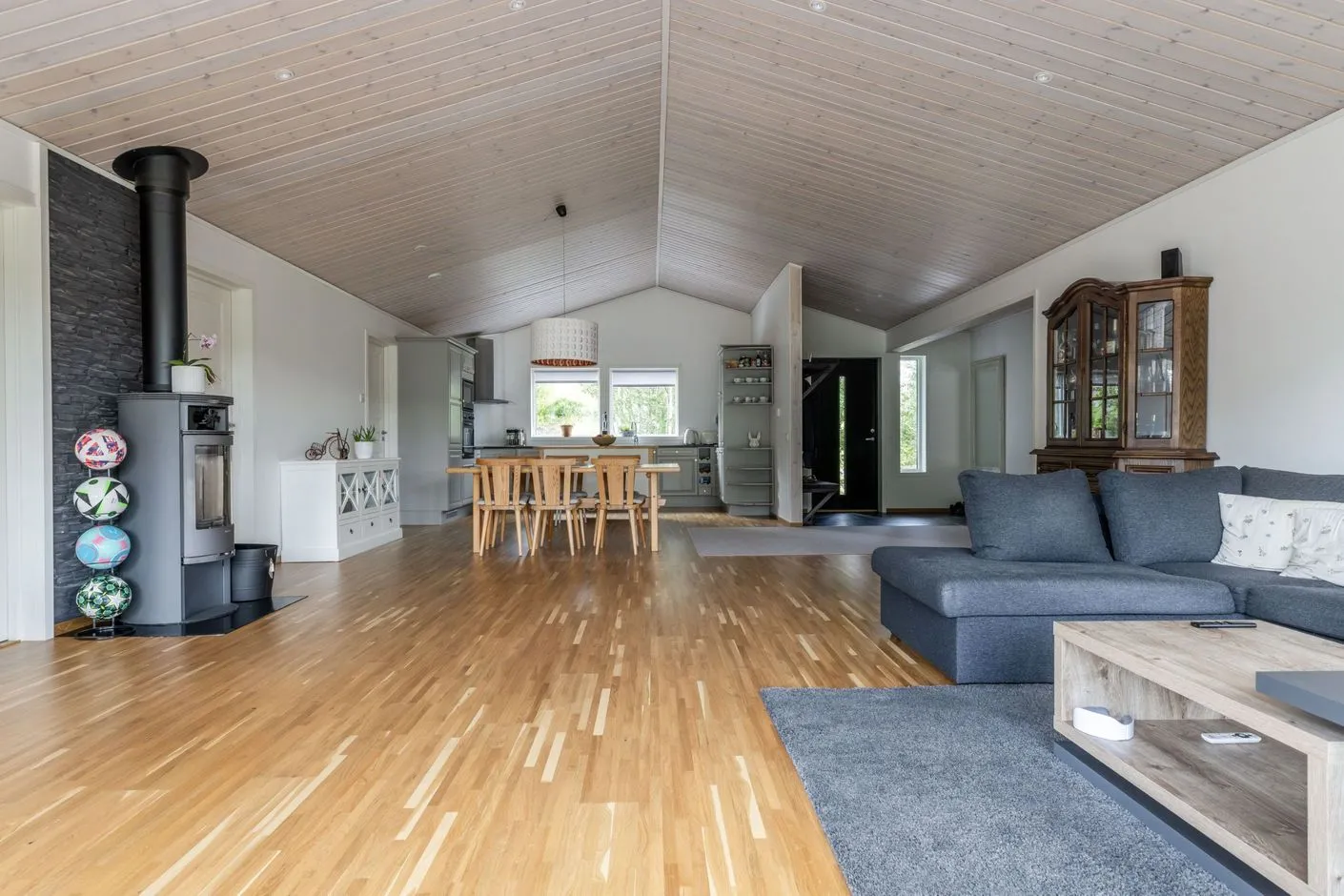 Contemporary 3-Bedroom House with Expansive Garden in Scenic Funäsdalen, Sweden - View image 12 of 34