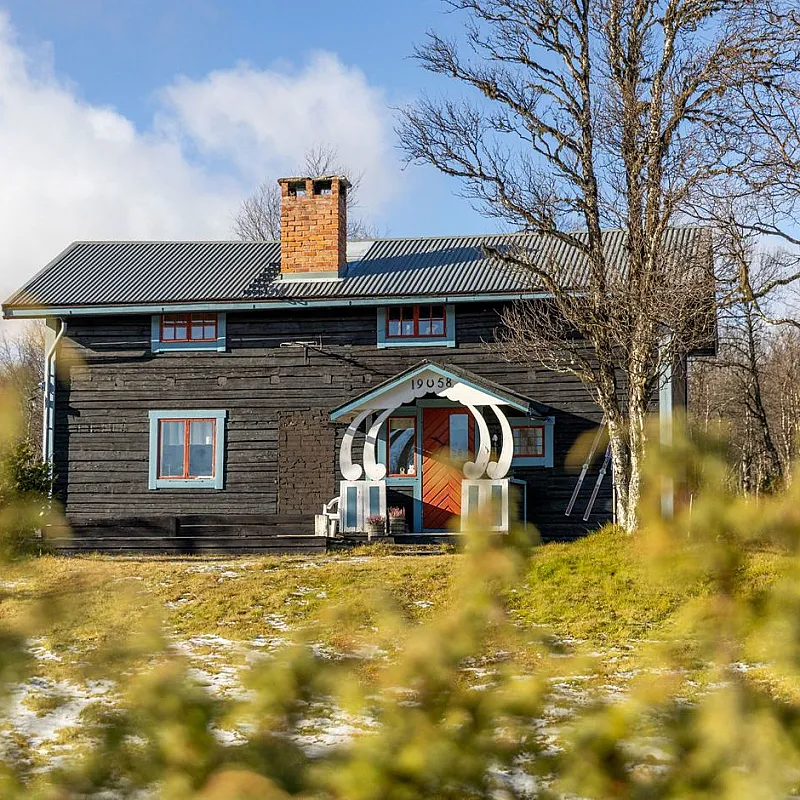 1950s Swedish Country House with Expansive Garden in Scenic Bruksvallarna