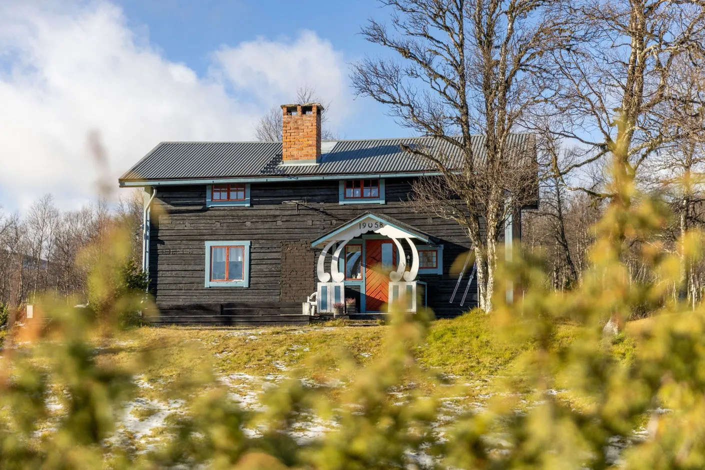 1950s Swedish Country House with Expansive Garden in Scenic Bruksvallarna - Image 1