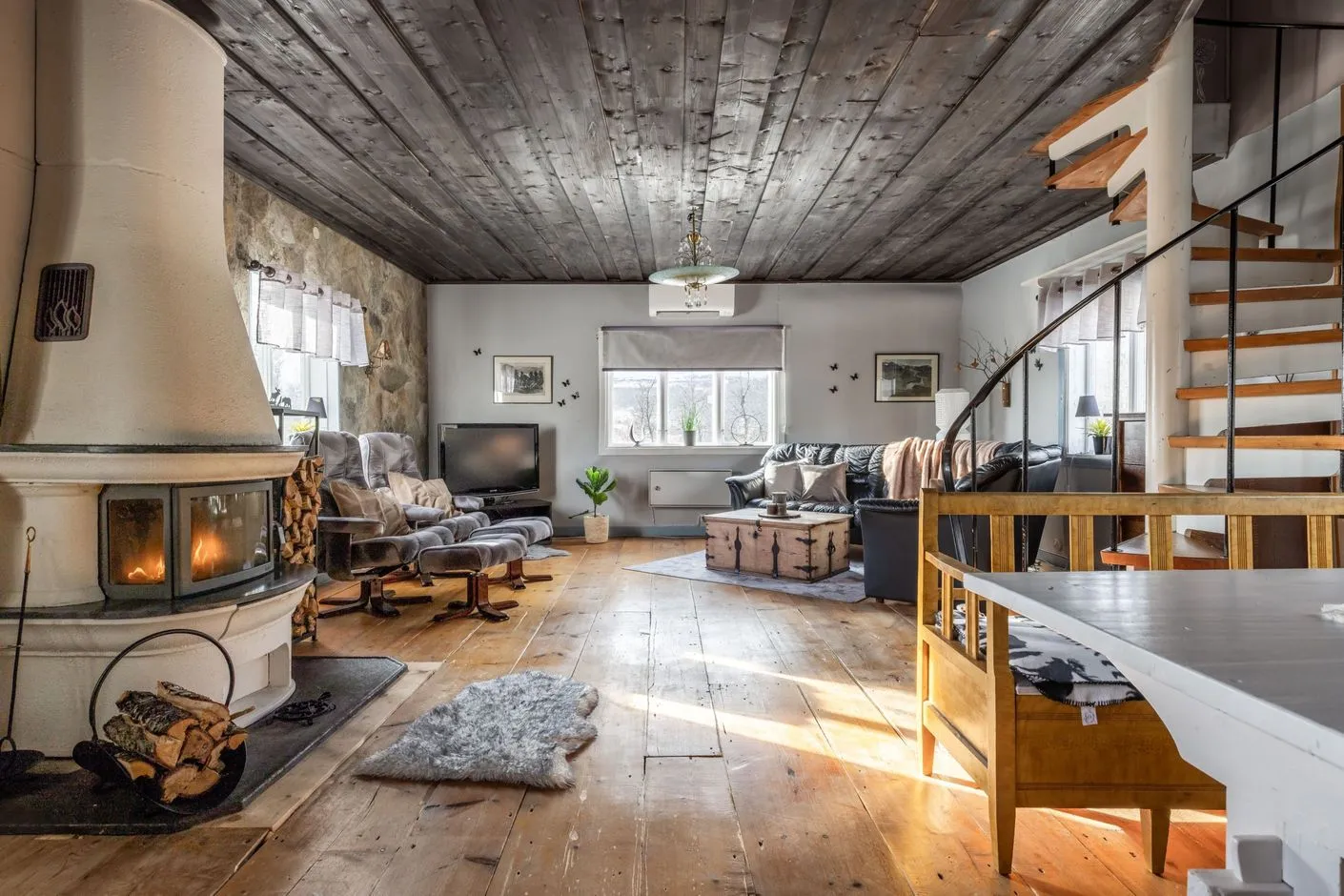 1950s Swedish Country House with Expansive Garden in Scenic Bruksvallarna - Image 3