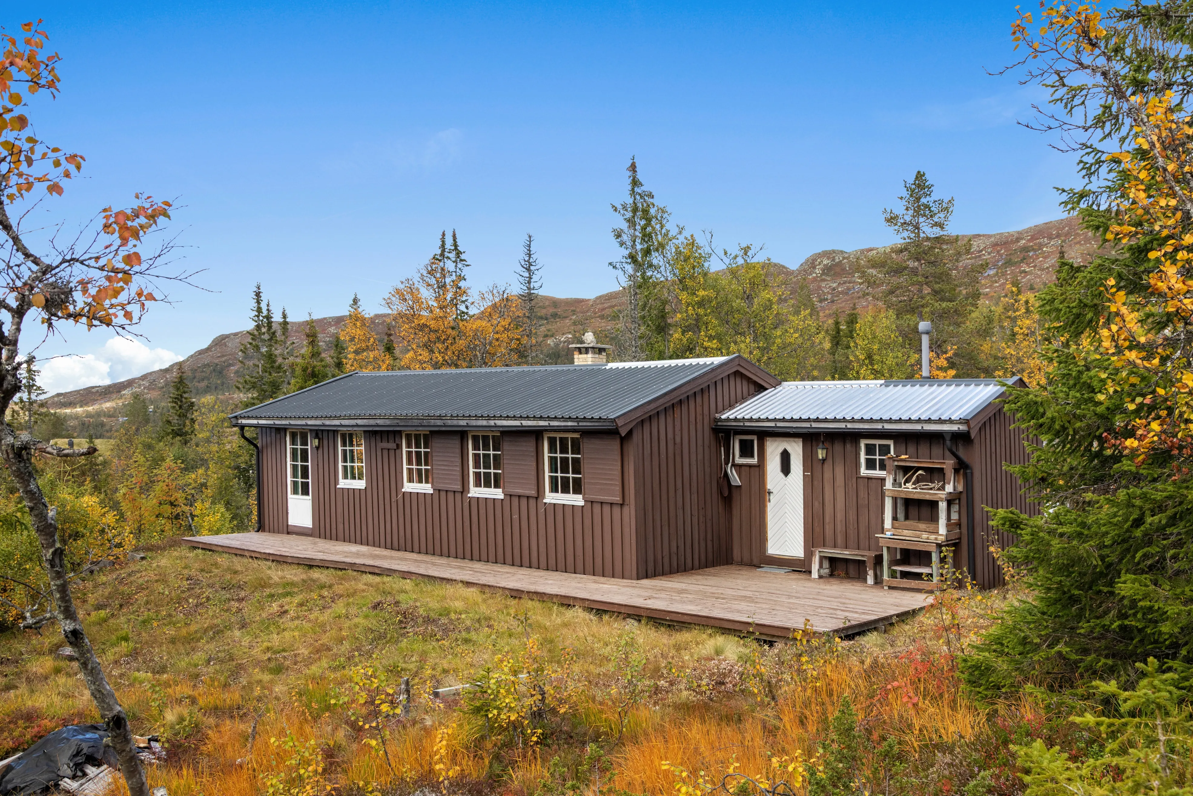 1960s Norwegian Cabin with Expansive Land and Terrace in Scenic Flå - Image 1