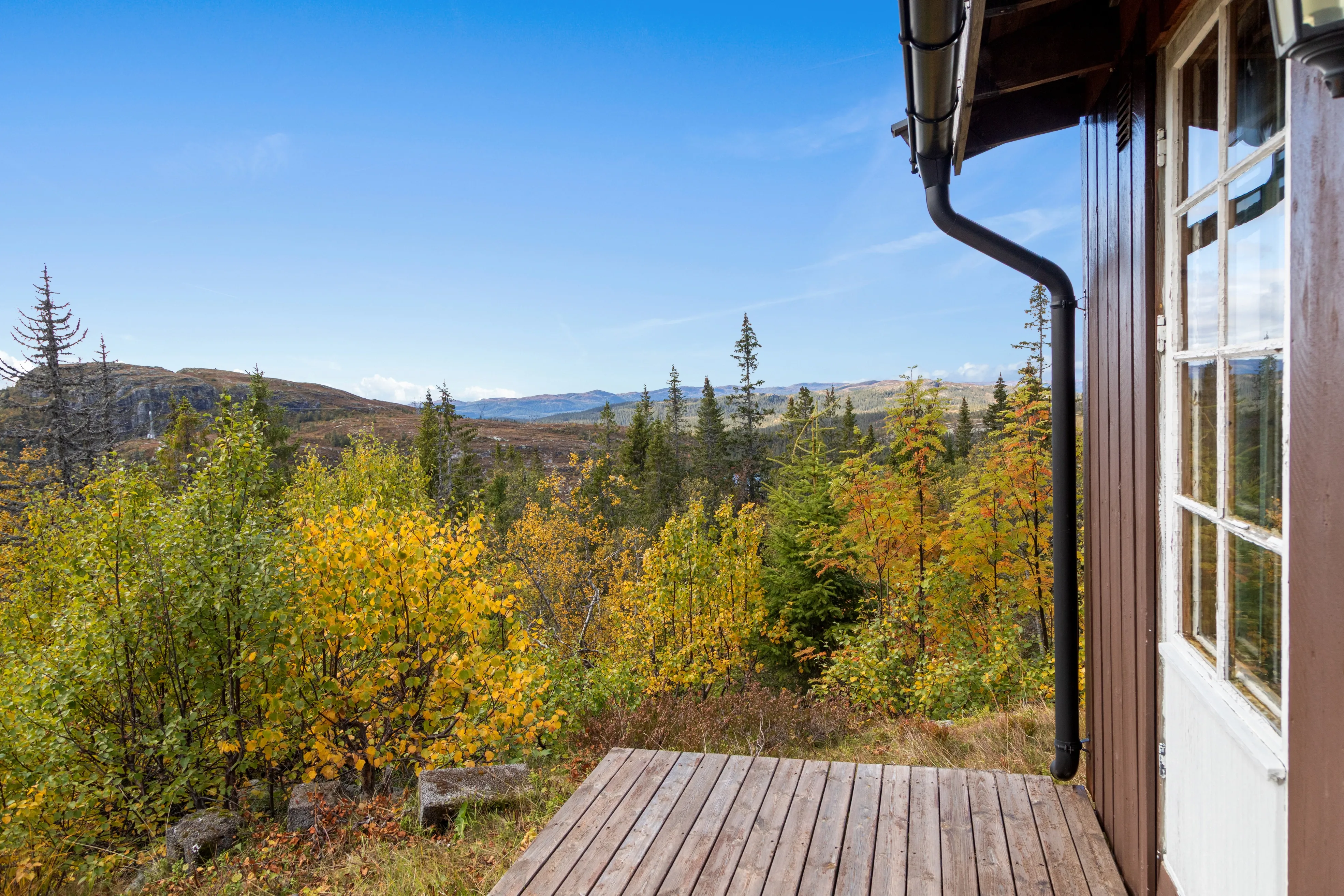 1960s Norwegian Cabin with Expansive Land and Terrace in Scenic Flå - Image 4