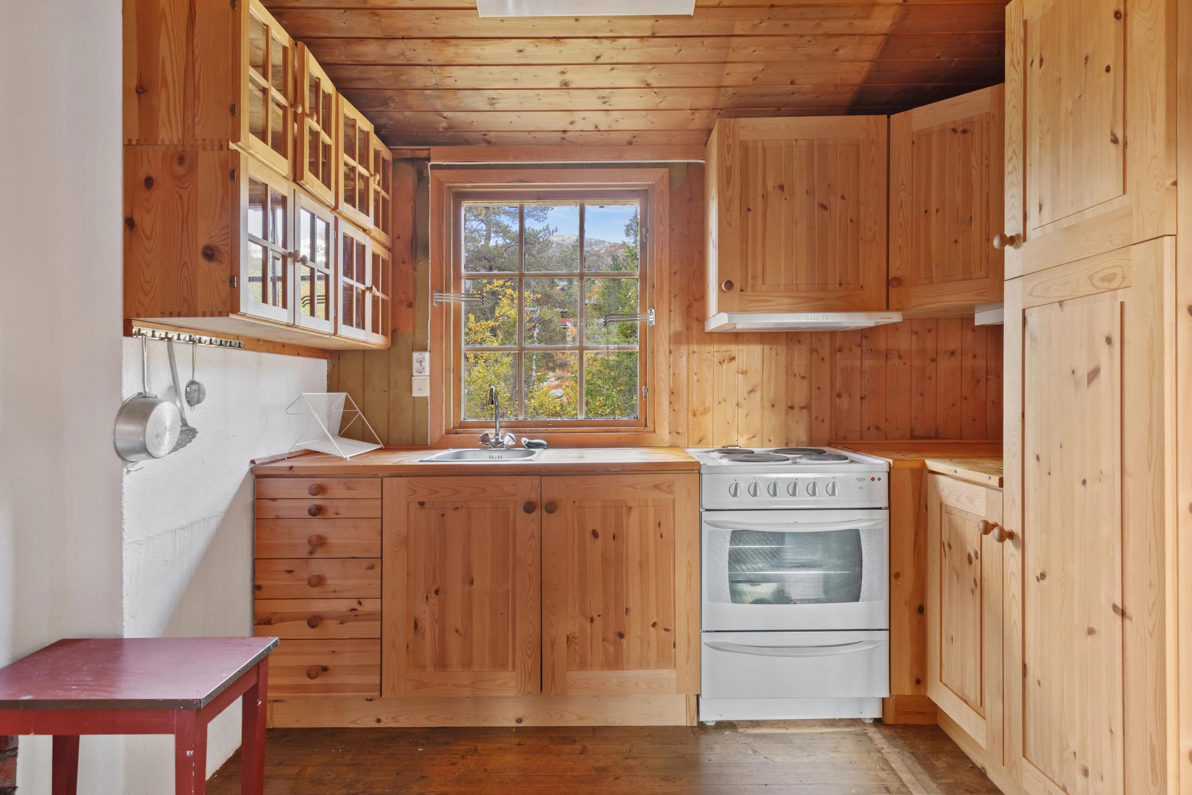 1960s Norwegian Cabin with Expansive Land and Terrace in Scenic Flå - View image 14 of 34