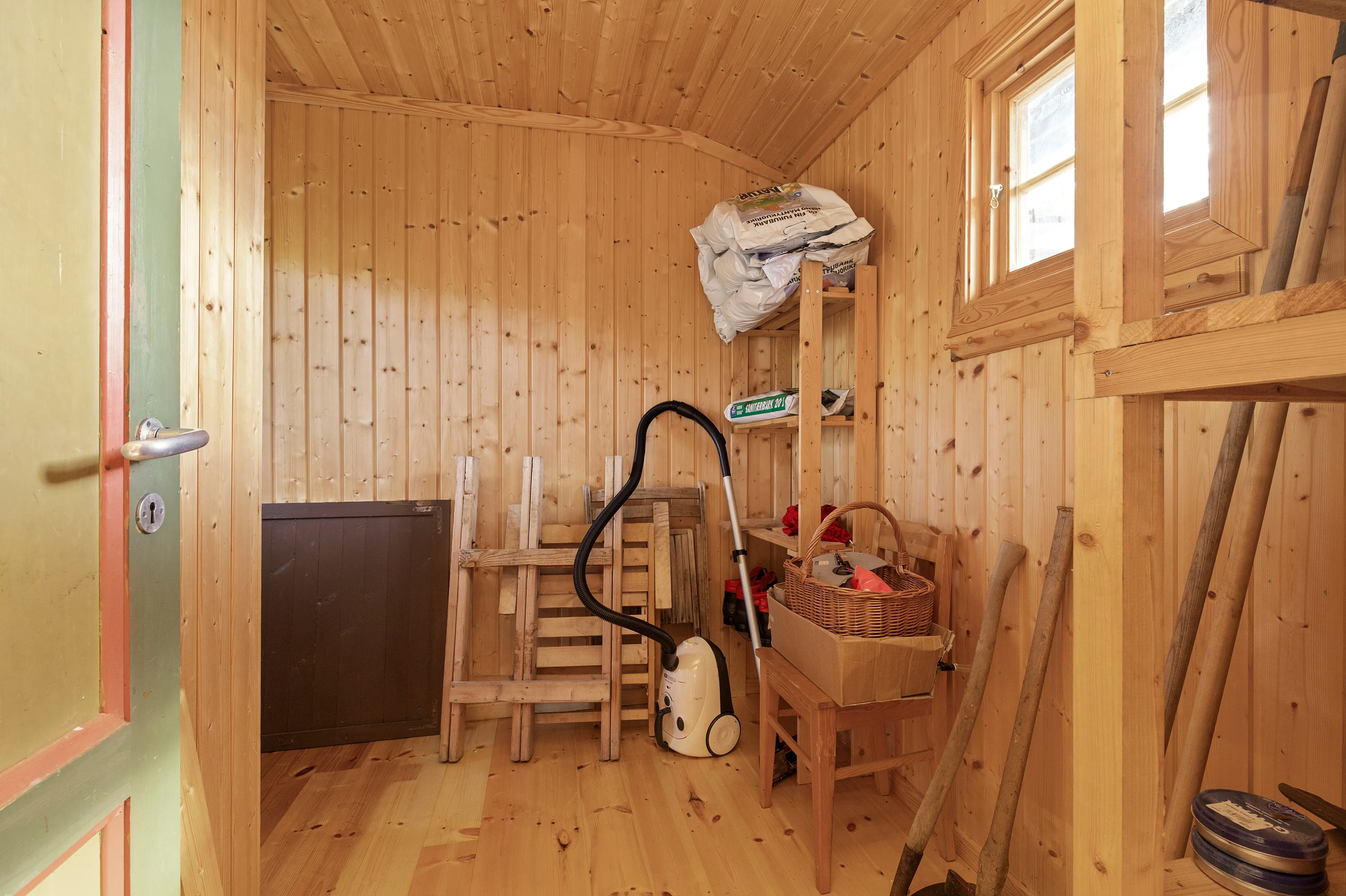 1960s Norwegian Cabin with Expansive Land and Terrace in Scenic Flå - View image 21 of 34