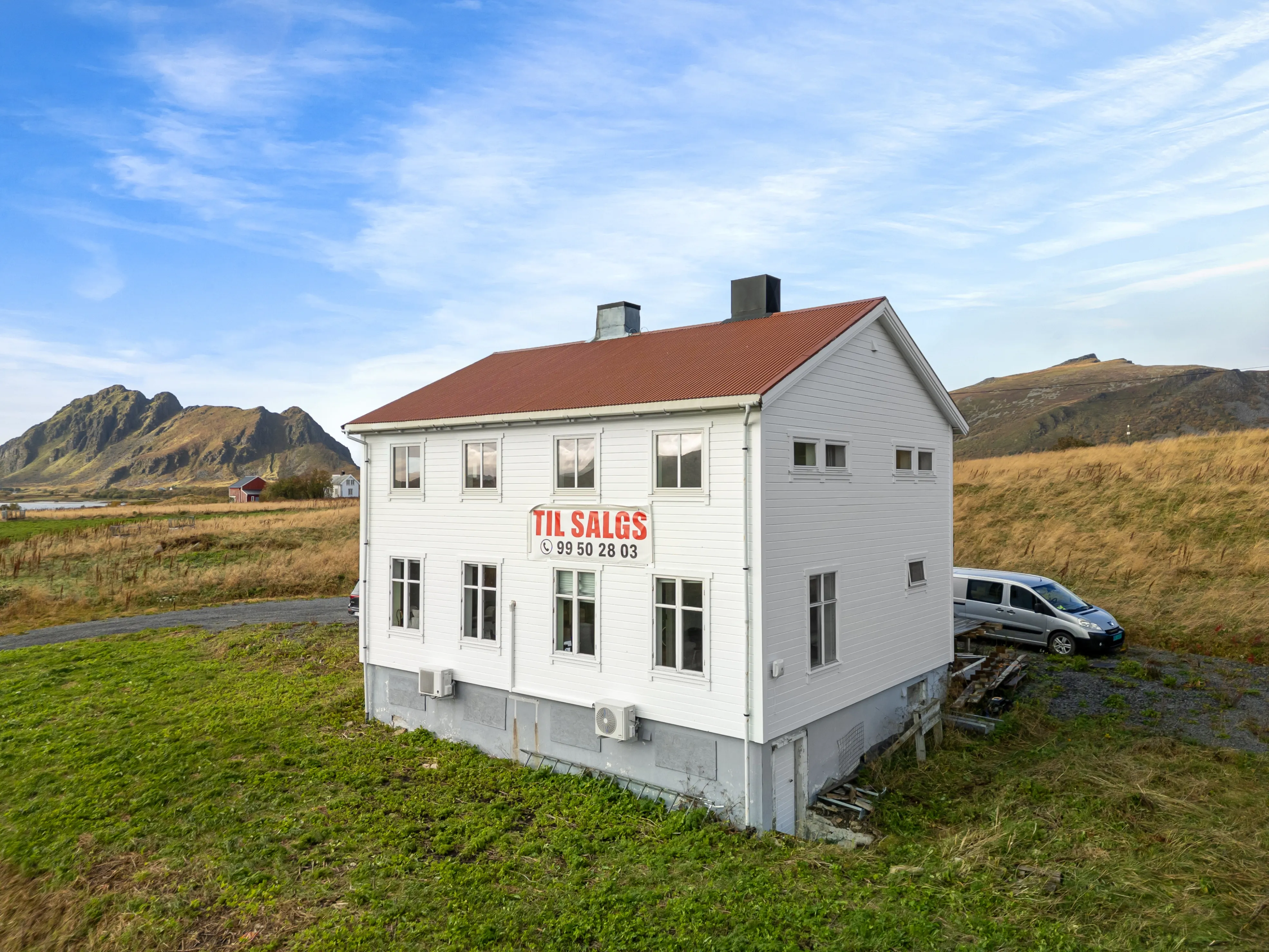 1950s Norwegian House with Garden and Terrace in Coastal Straumsjøen - Image 2