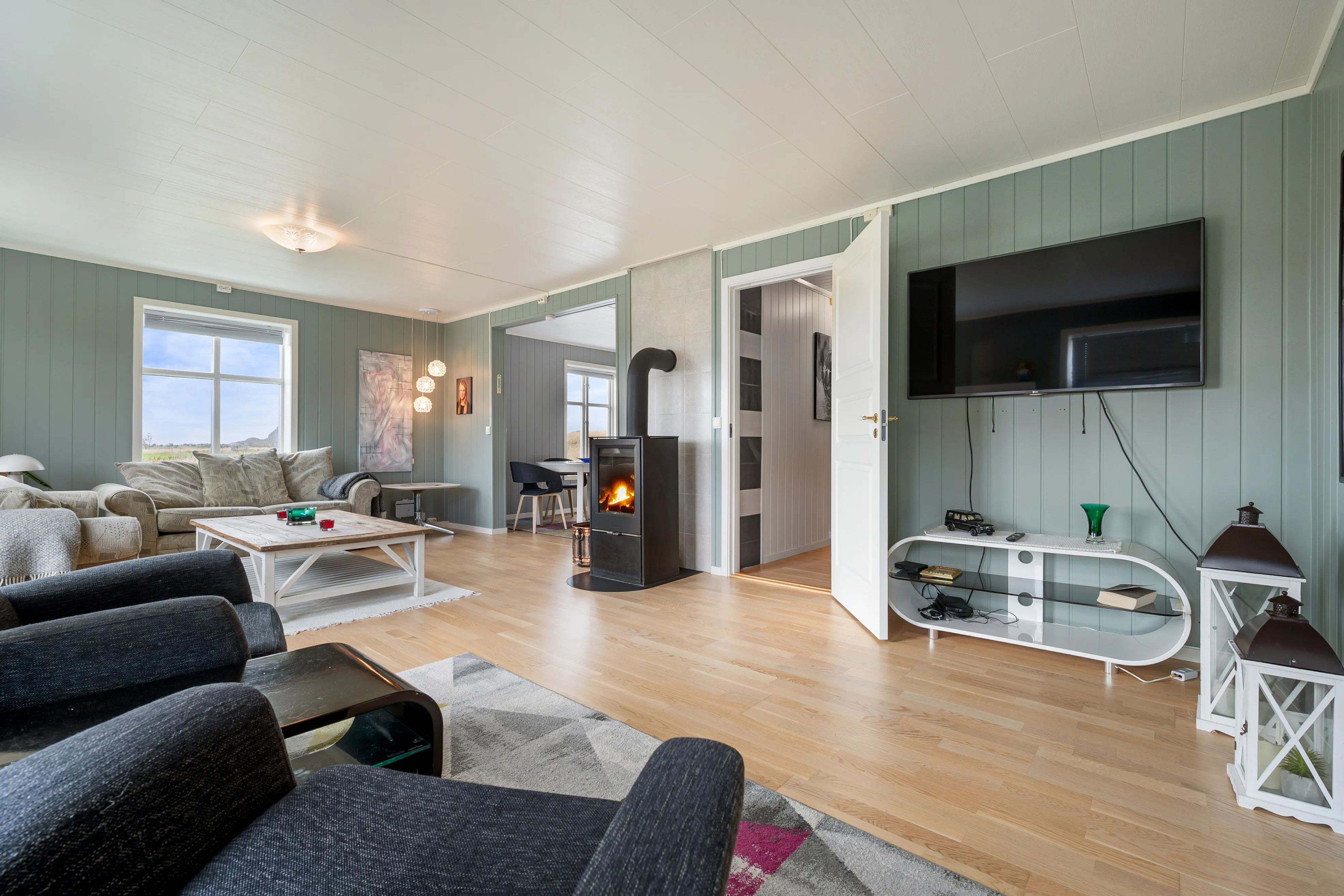 1950s Norwegian House with Garden and Terrace in Coastal Straumsjøen - View image 6 of 40