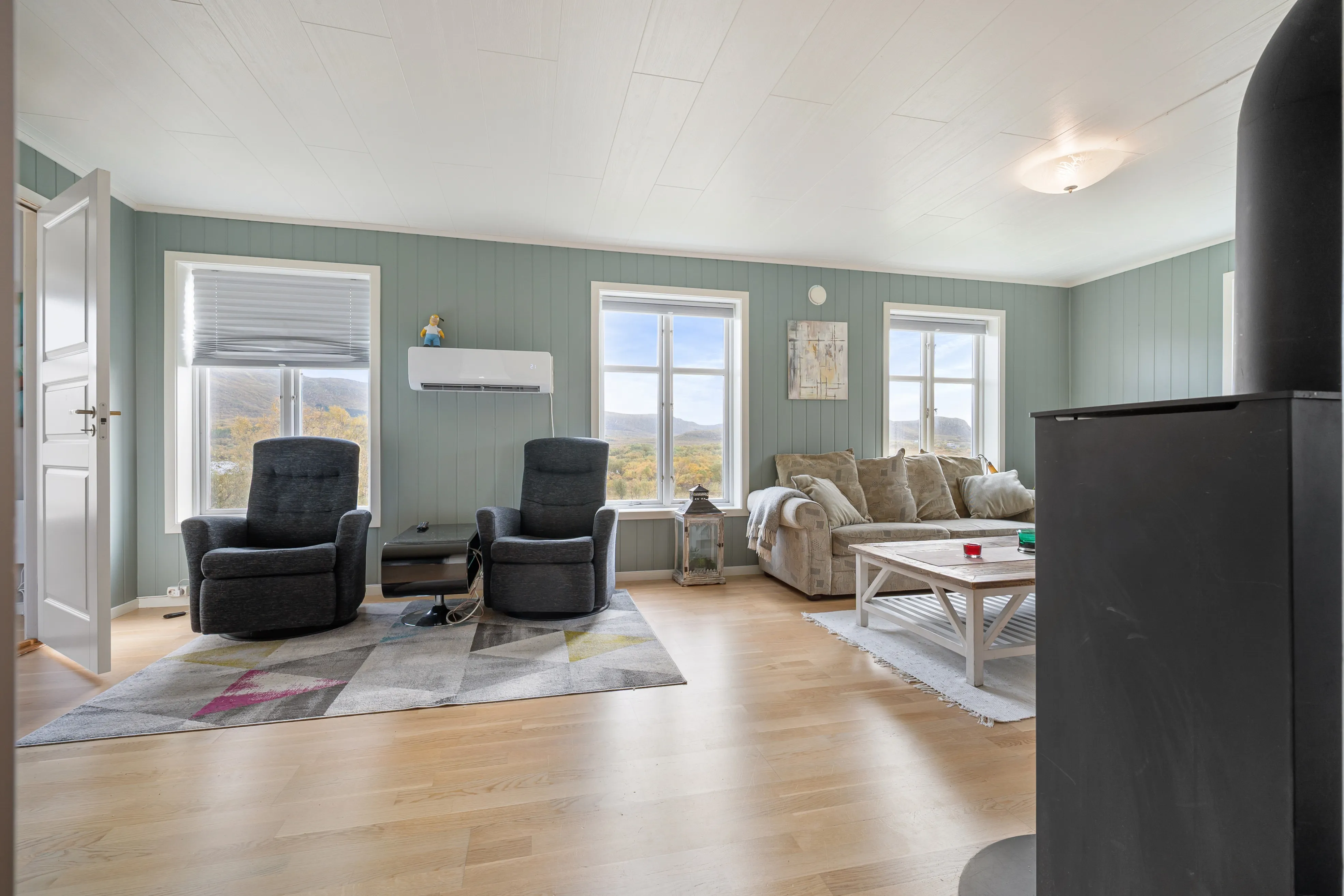 1950s Norwegian House with Garden and Terrace in Coastal Straumsjøen - View image 8 of 40