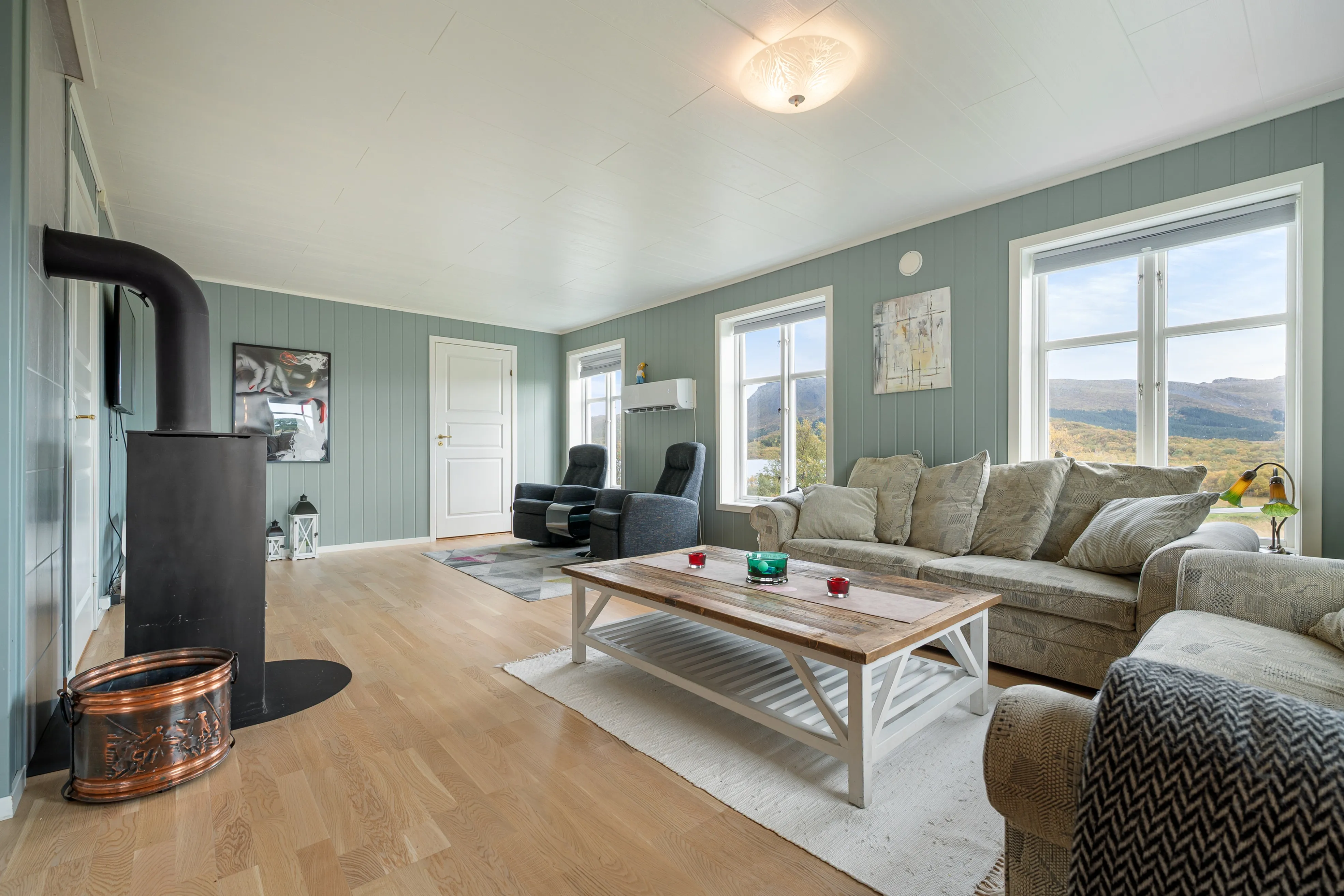 1950s Norwegian House with Garden and Terrace in Coastal Straumsjøen - View image 10 of 40
