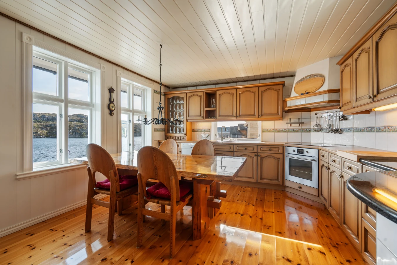 Early 20th-Century Cabin Near the Sea in Bremnes, Norway - View image 35 of 57