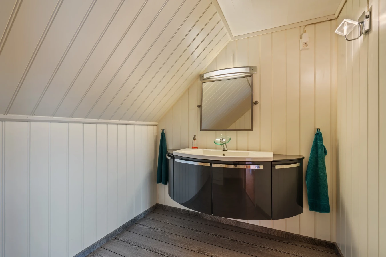 Early 20th-Century Cabin Near the Sea in Bremnes, Norway - View image 45 of 57
