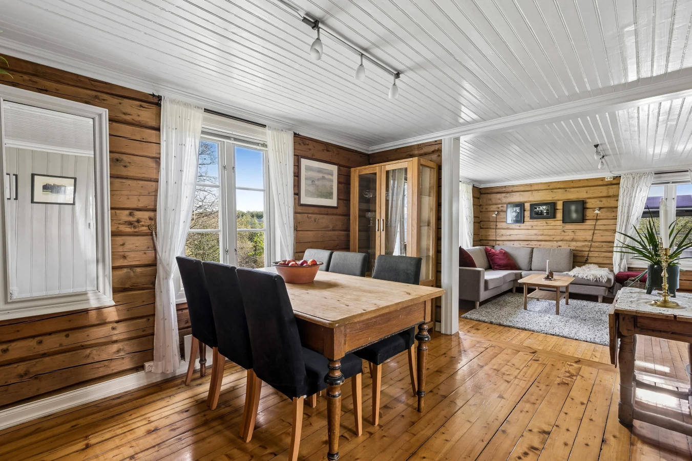 Maison de Trondheim datant de 1877, avec un vaste jardin et un accès pratique aux transports en commun - Voir l'image 11 sur 40