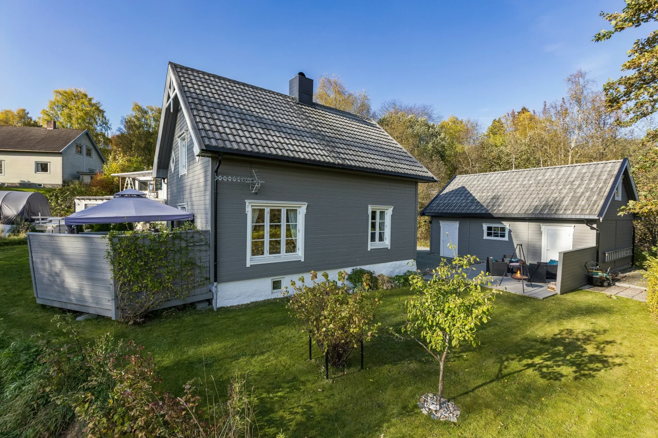 Maison de Trondheim datant de 1877, avec un vaste jardin et un accès pratique aux transports en commun - Voir l'image 32 sur 40