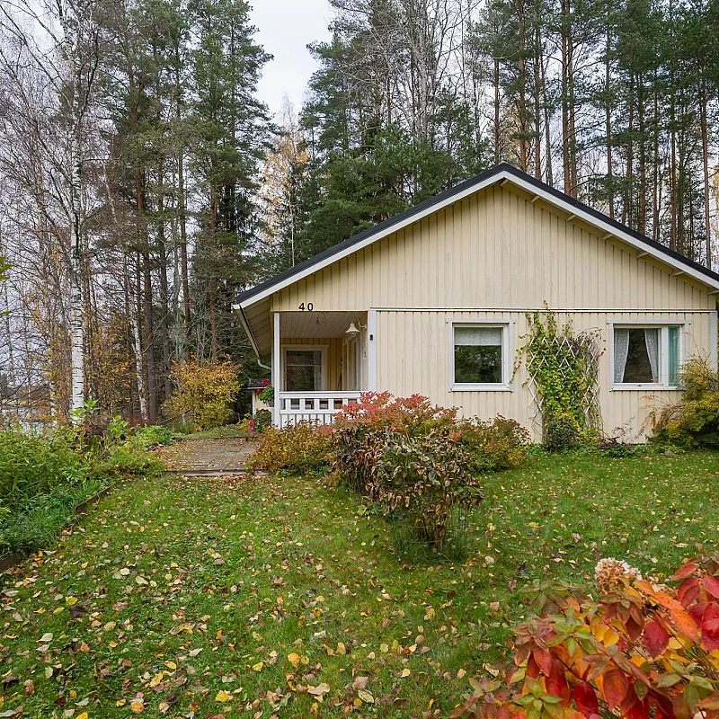 1990s Finnish Cabin with Expansive Gardens in Putkilahti