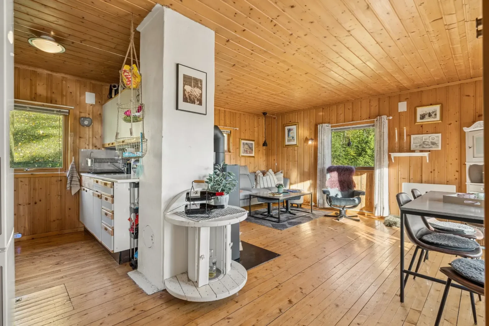 1970s Eggedal Cabin with Terrace and Scenic Surroundings - View image 9 of 40