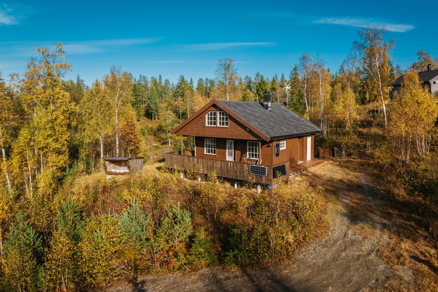 Moderne norsk hytte med solcelleanlegg og stor terrasse - Image 1
