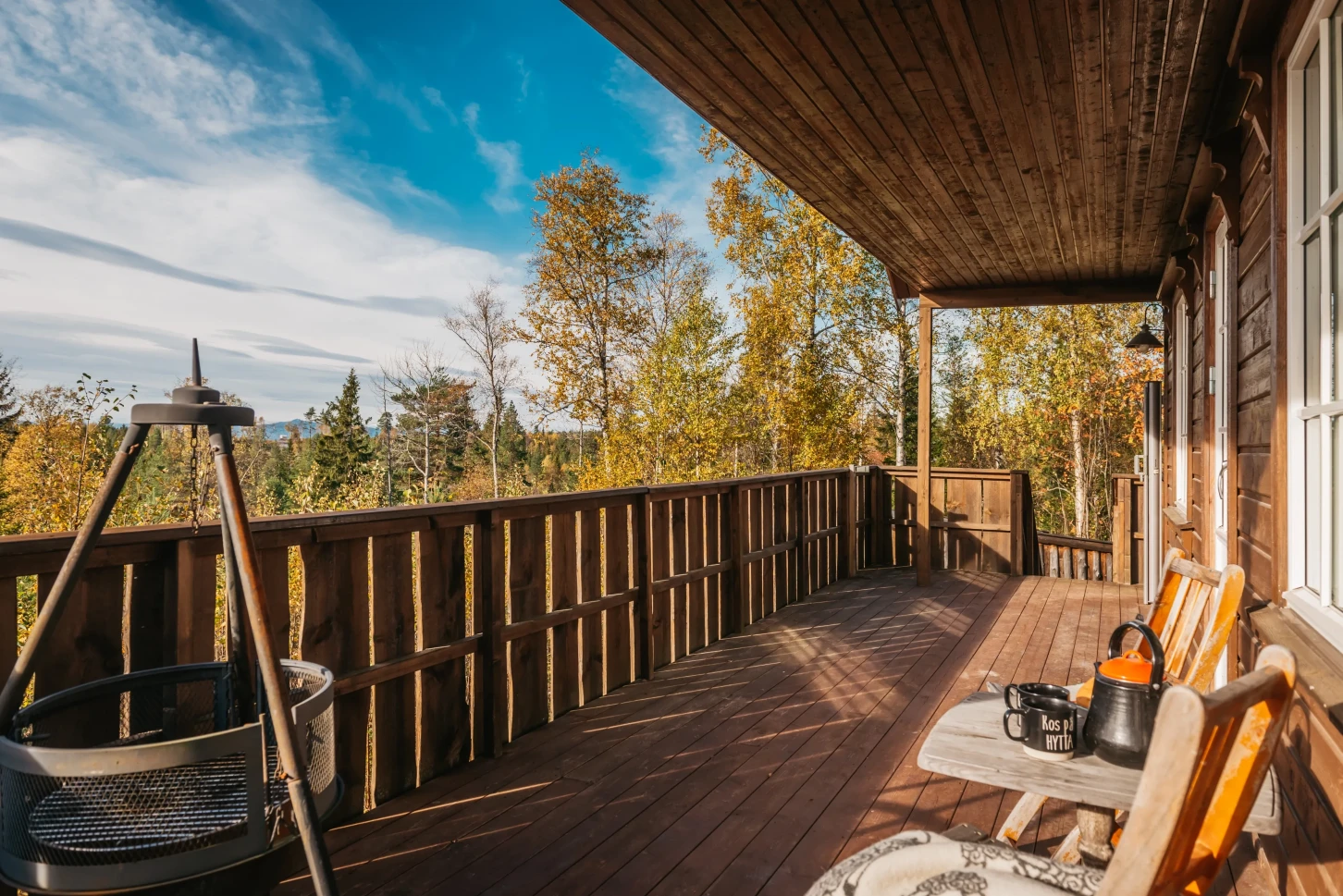 Moderne norsk hytte med solcelleanlegg og stor terrasse - Image 2