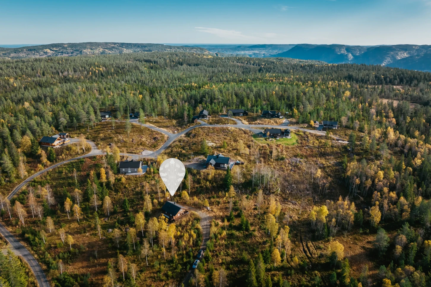 Moderne norsk hytte med solcelleanlegg og stor terrasse - Image 3