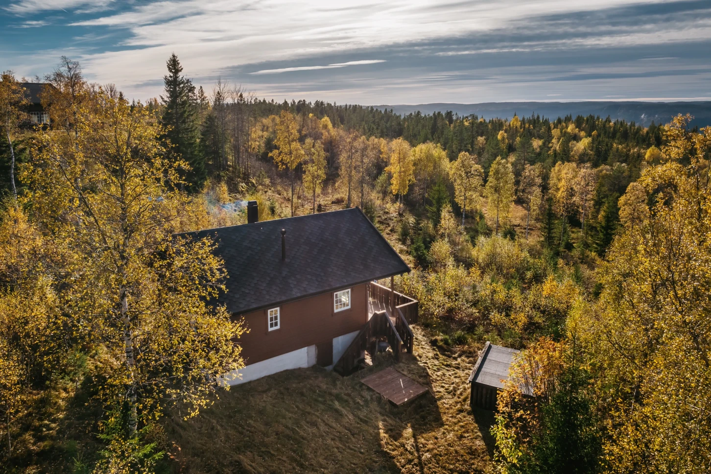 Moderne norsk hytte med solcelleanlegg og stor terrasse - Image 4