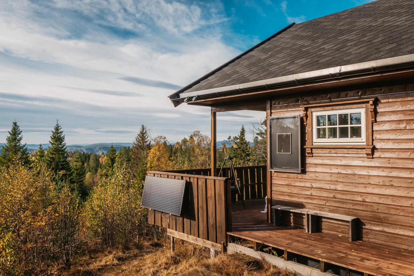 Moderne norsk hytte med solcelleanlegg og stor terrasse - Vis bilde 8 av 38
