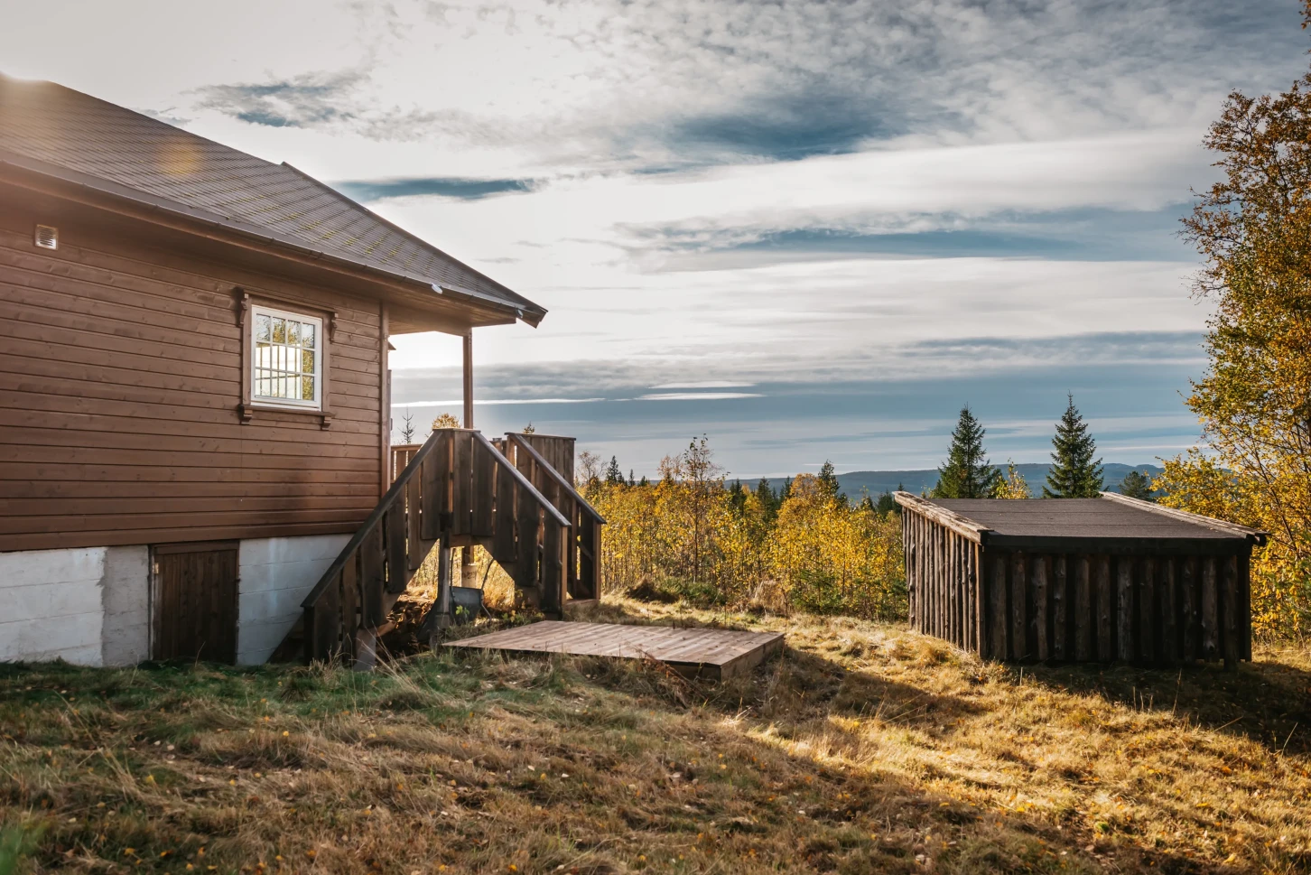 Moderne norsk hytte med solcelleanlegg og stor terrasse - Vis bilde 9 av 38