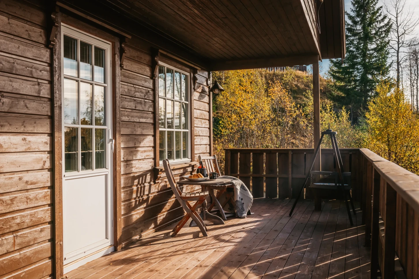 Moderne norsk hytte med solcelleanlegg og stor terrasse - Vis bilde 12 av 38