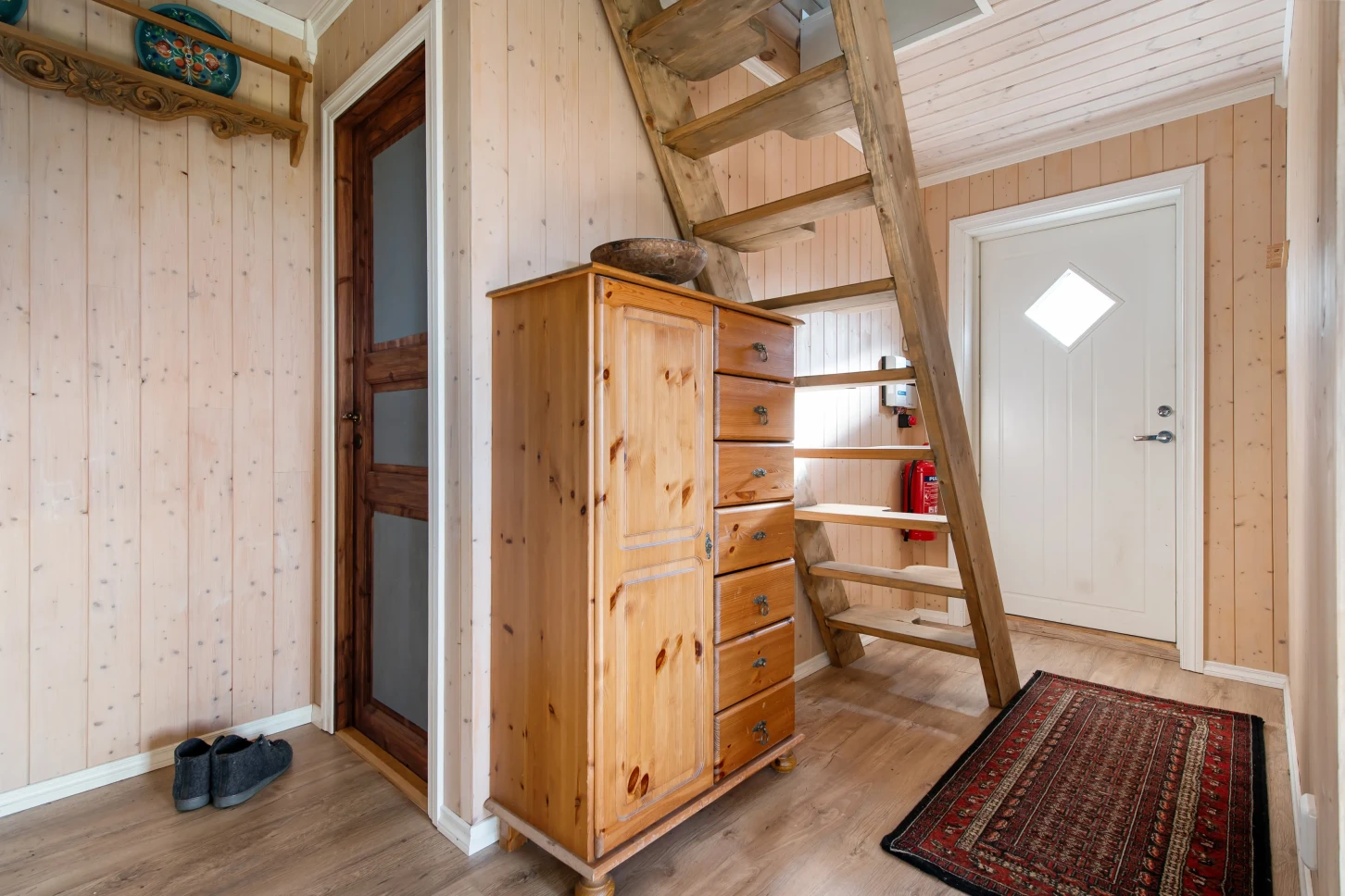Moderne norsk hytte med solcelleanlegg og stor terrasse - Vis bilde 16 av 38