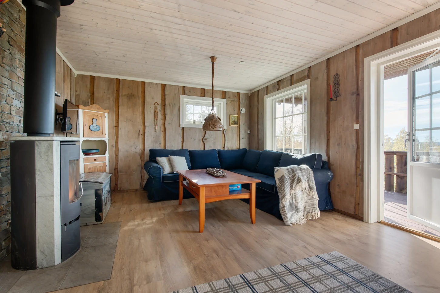 Moderne norsk hytte med solcelleanlegg og stor terrasse - Vis bilde 17 av 38