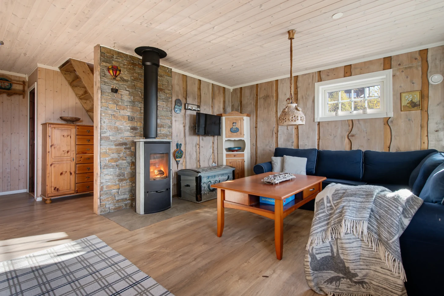 Moderne norsk hytte med solcelleanlegg og stor terrasse - Vis bilde 18 av 38